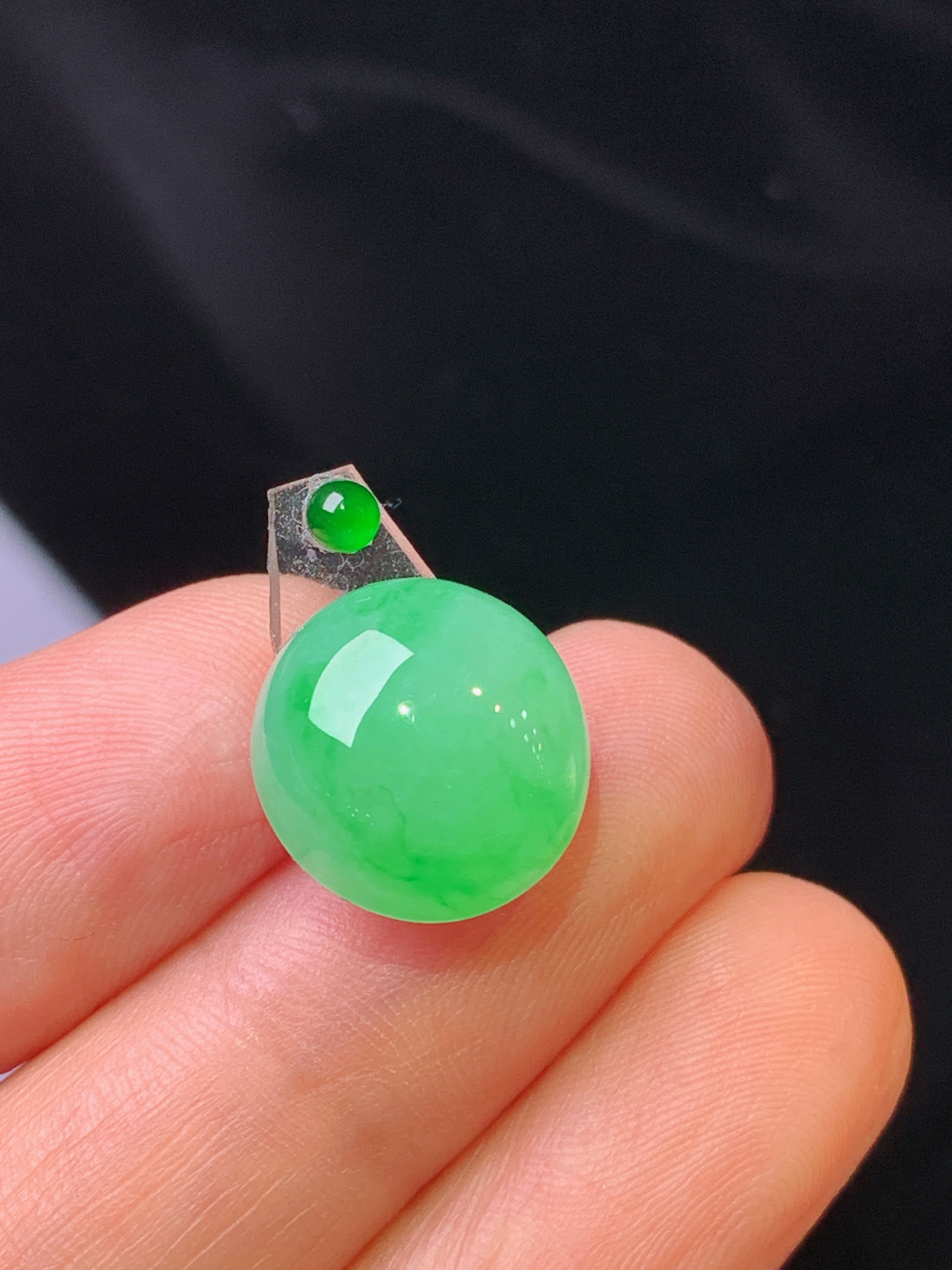 镶嵌款 翠绿蛋面吊坠 玉质细腻 色泽艳丽 整体尺寸13.5*12.8*5.5*2x
