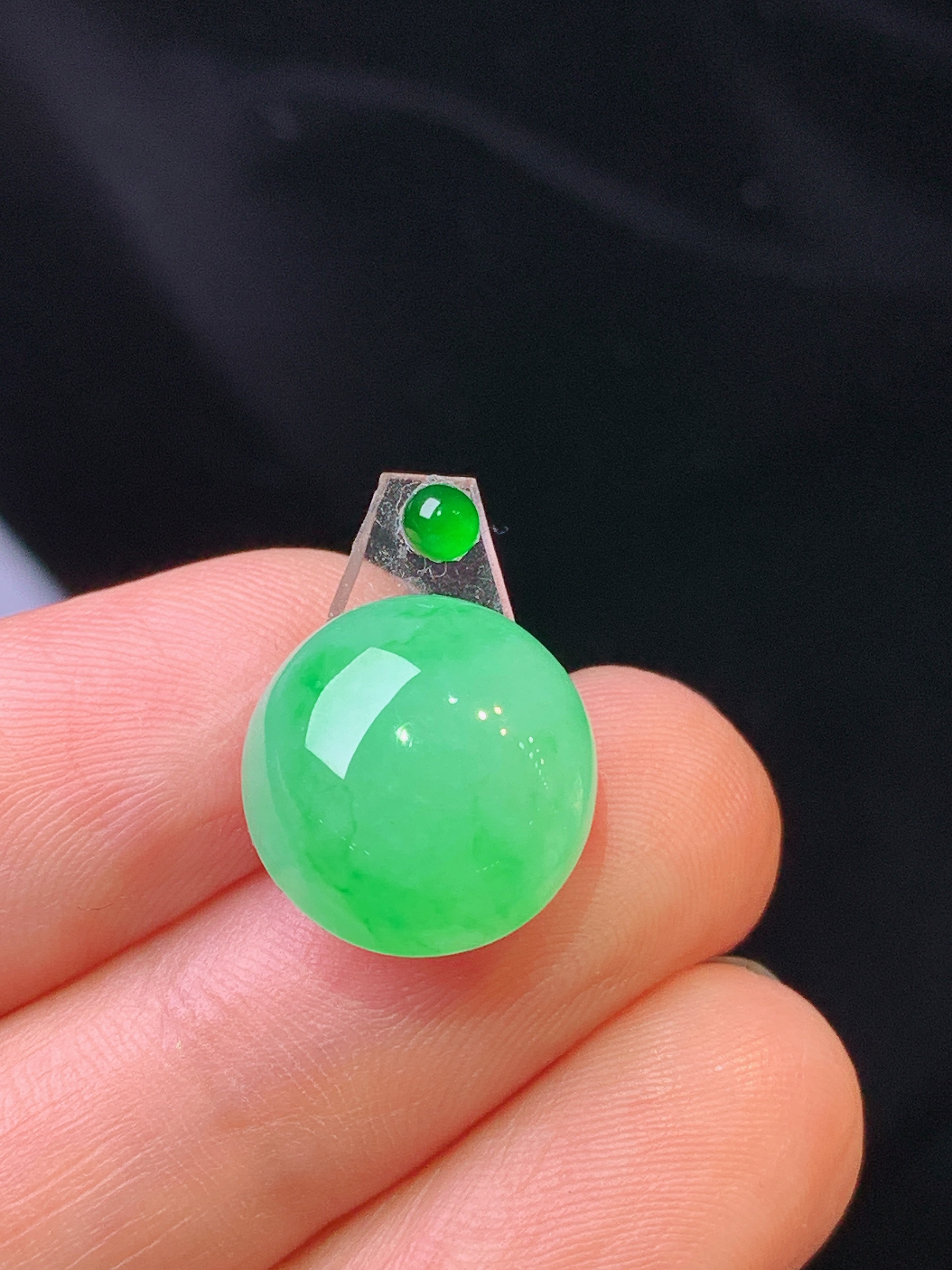 镶嵌款 翠绿蛋面吊坠 玉质细腻 色泽艳丽 整体尺寸13.5*12.8*5.5*2x