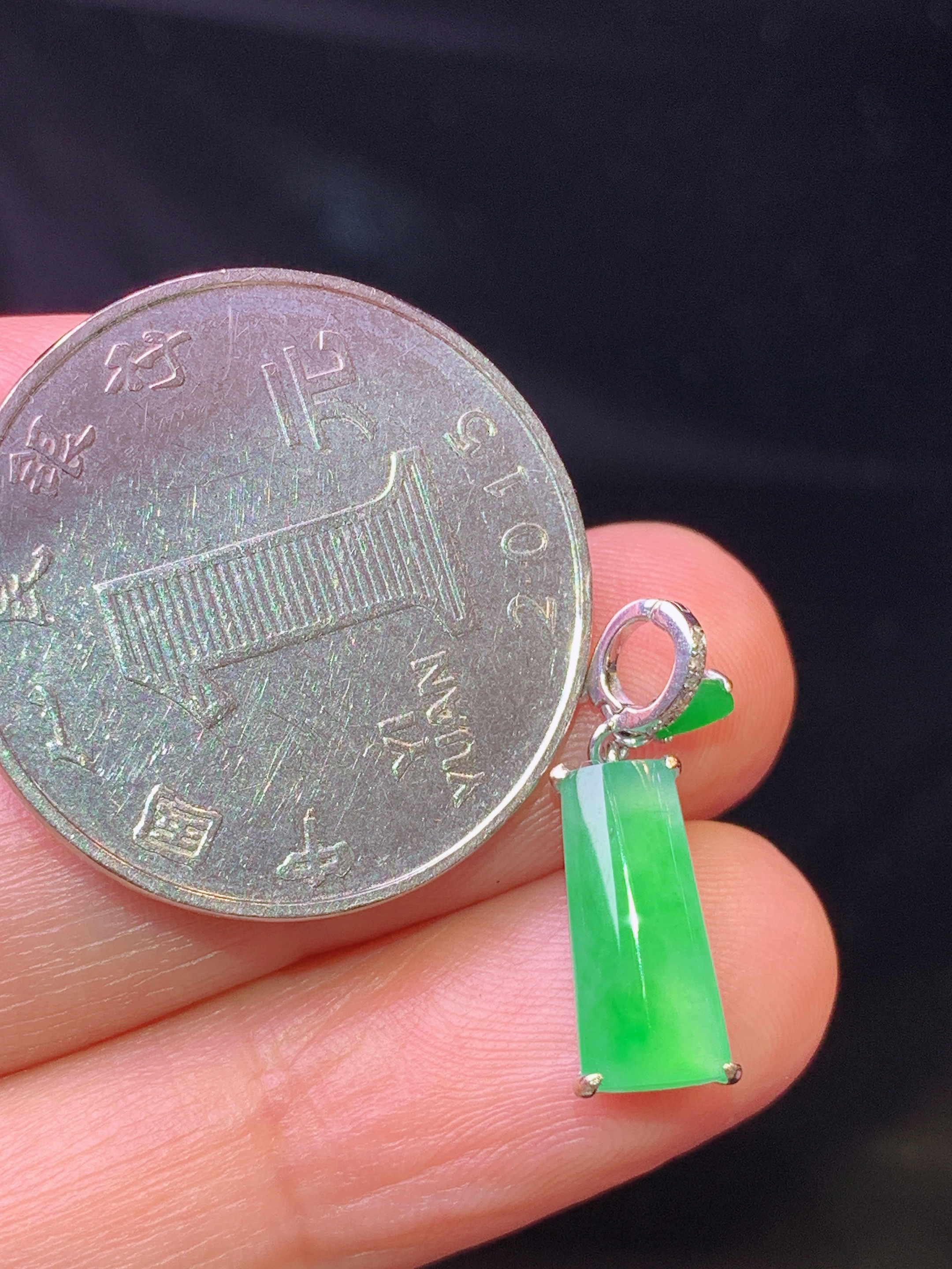 18k金钻镶嵌翠绿玉柱吊坠 玉质细腻 色泽艳丽 整体尺寸19.3*6*3.5j2