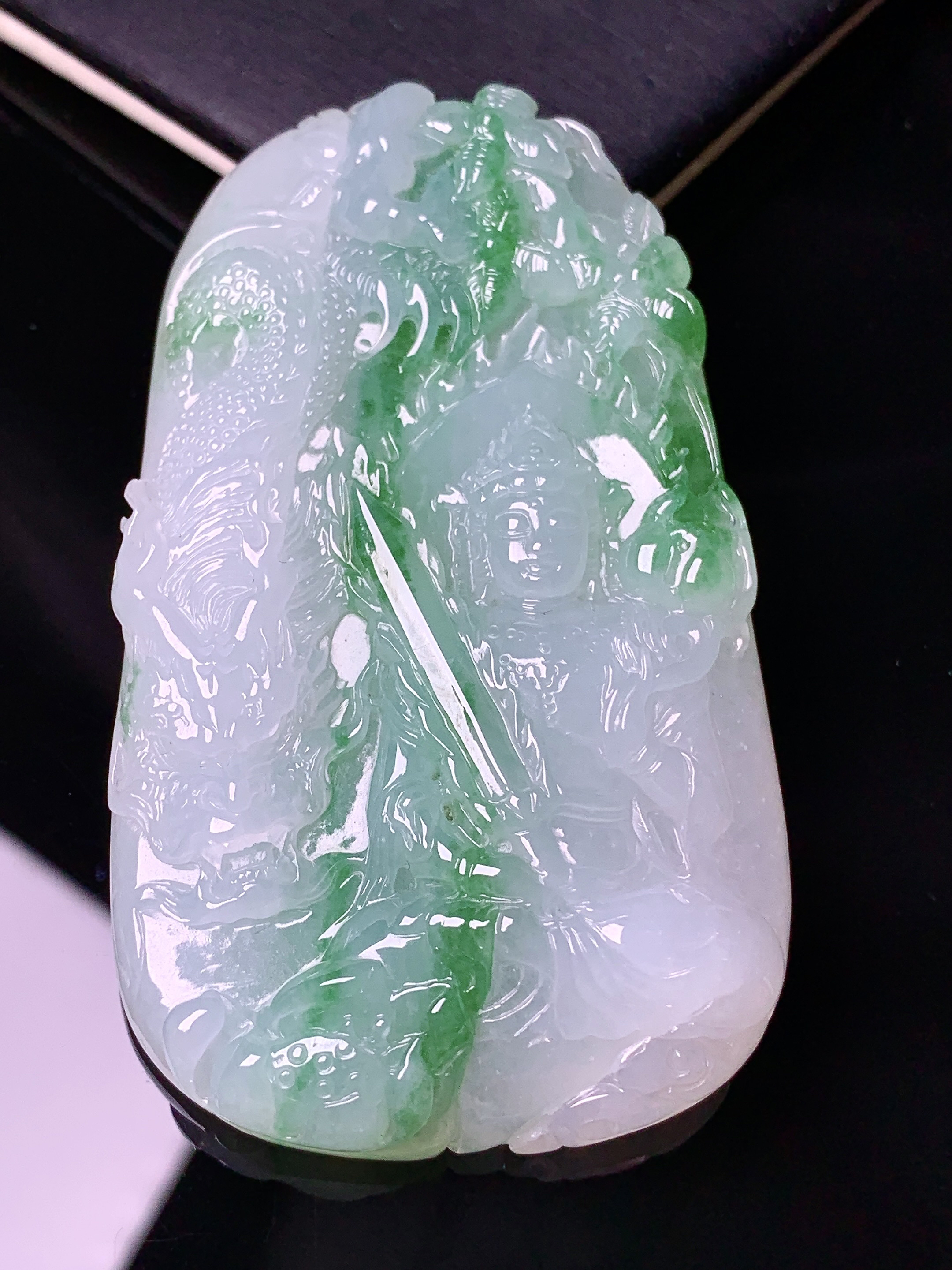 飘绿乘龙观音吊坠 玉质细腻 色泽艳丽 整体尺寸68.3*39.8*9.8x1