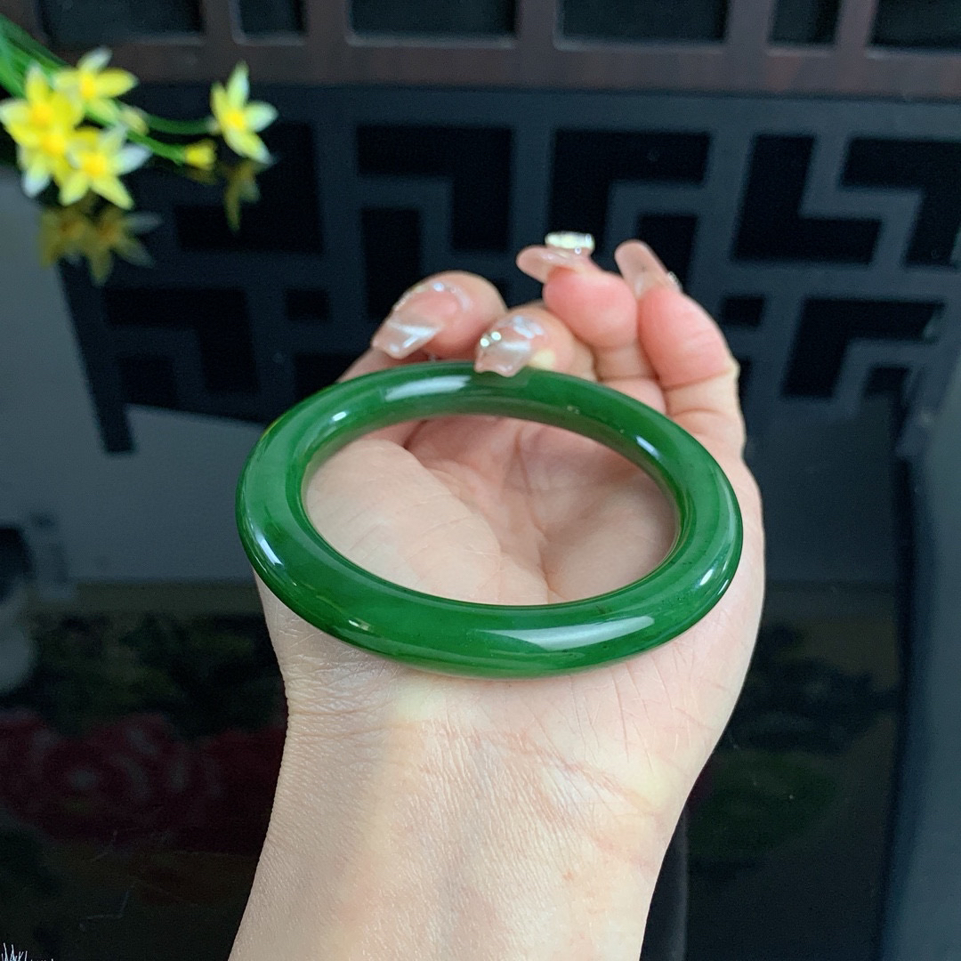 和田玉53.7圈口菠菜绿圆条碧玉手镯！玉质细腻油润 底色纯净 无裂无棉 脂粉好，品质高。