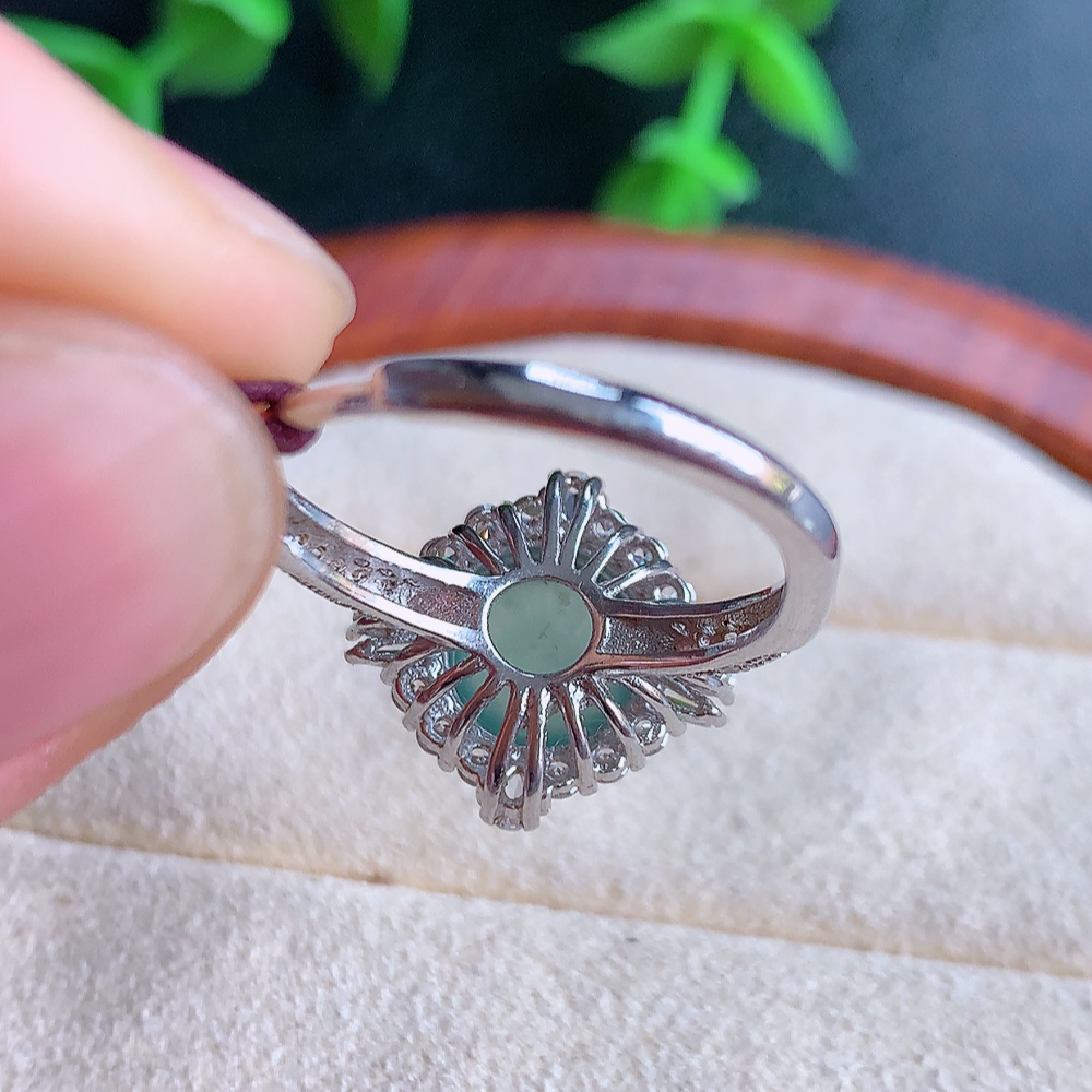 冰润晴水精美环形翡翠戒指  玉质细腻  冰清玉润  飘花灵动  颜色漂亮  W502.12 内径尺寸：17.5-14.2-9mm  裸石尺寸：8.6mm