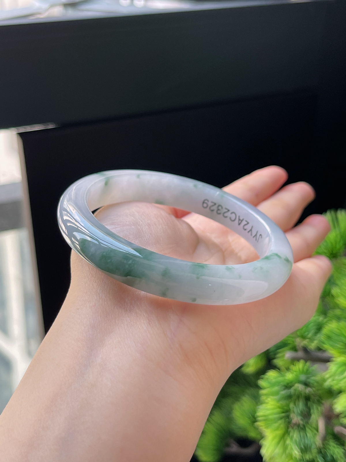 正圈60圈口，翡翠冰糯飘绿手镯