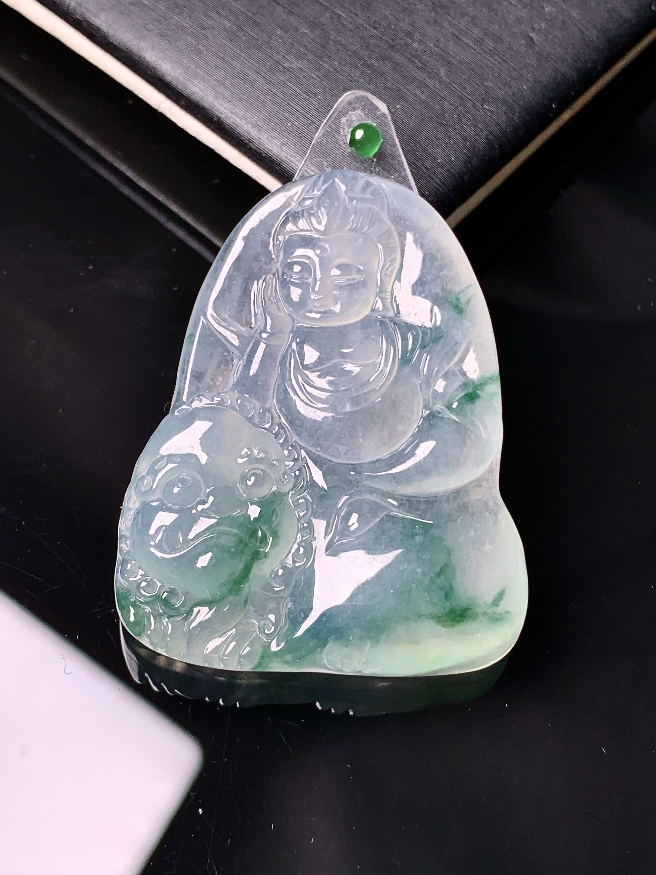 镶嵌款 飘绿文殊观音菩萨吊坠 玉质细腻 色泽艳丽 整体尺寸36.2*29.3*4.8