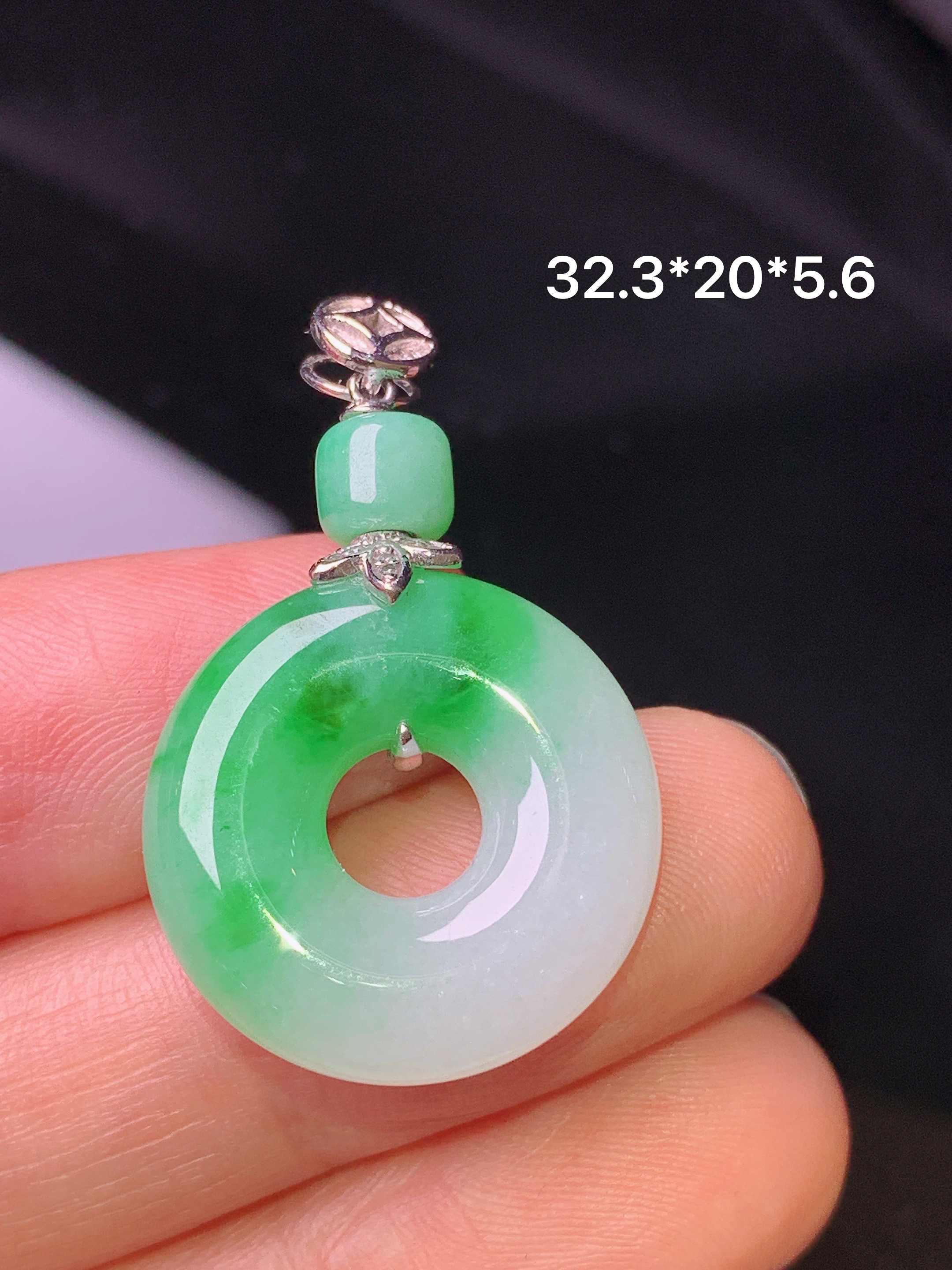 18k金镶嵌飘绿平安环吊坠 玉质细腻 色泽艳丽 整体尺寸32.3*20*5.6m1