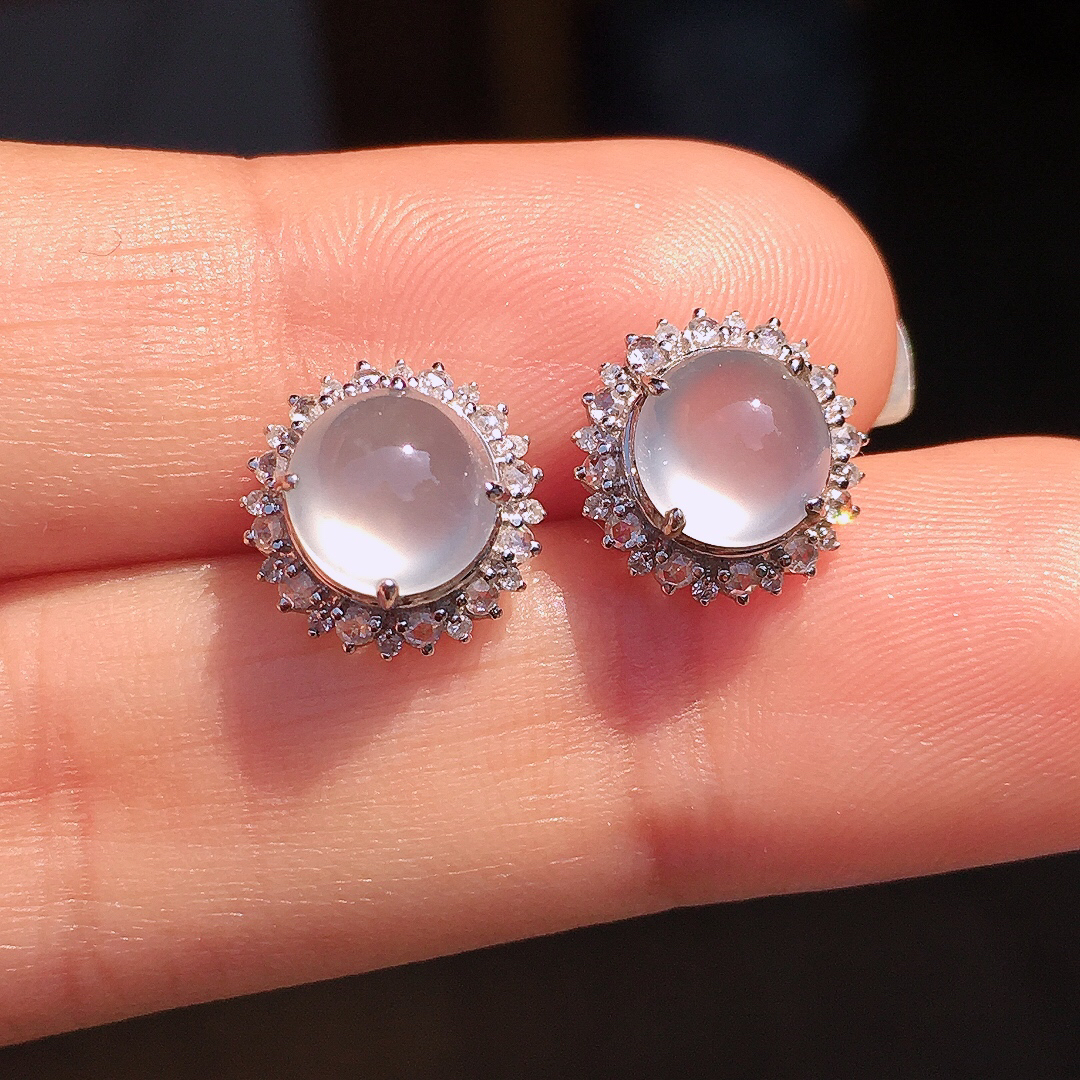 玻璃种蛋面耳钉，玉质细腻，荧光感超
强，饱满圆润，尽显优雅气质，18k
金豪华镶嵌