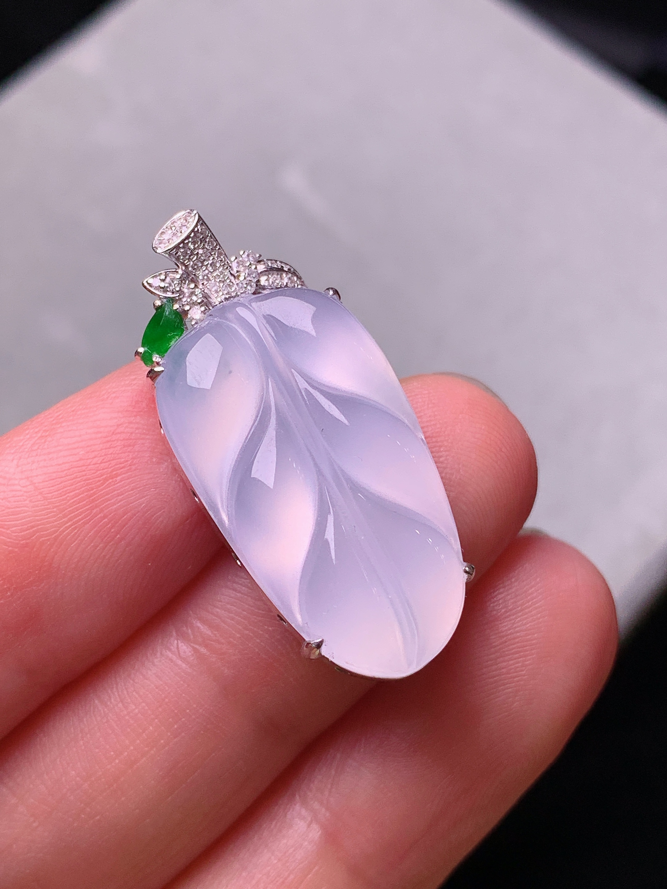 18k金钻镶嵌冰种树叶吊坠 玉质细腻 色泽艳丽 整体尺寸30.5*13.8*6.5y4