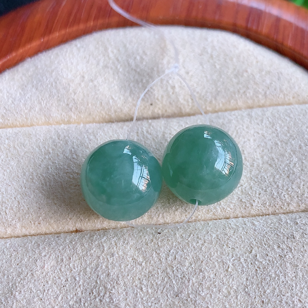 冰润转运珠翡翠吊坠，寓意“时来运转，财源滚滚” 寓意佳，紫气东来，颜色清爽，无纹裂，佩戴效果优雅迷人！性价比超值！W49.12 取一尺寸：11.5mm