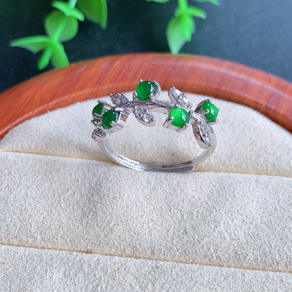 冰润满绿精美环形翡翠戒指  玉质细腻  冰清玉润  飘花灵动  颜色漂亮  W502.12 内径尺寸：18-7.8-3.2mm  裸石尺寸：3mm