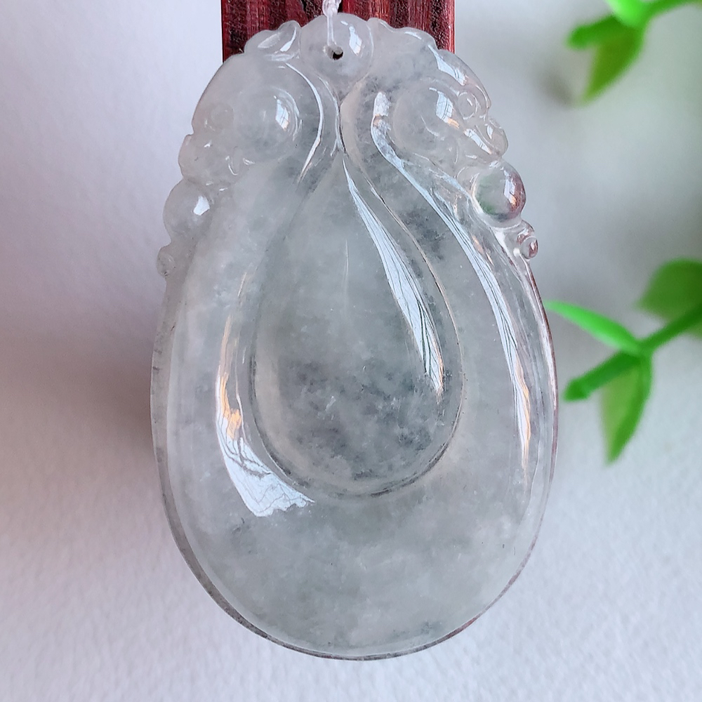 冰润福贝翡翠吊坠，寓意“辈辈有福，财源广进”水足莹润。通体清新通透，佩戴效果优雅迷人，W49.12 尺寸：41.5-26-5mm