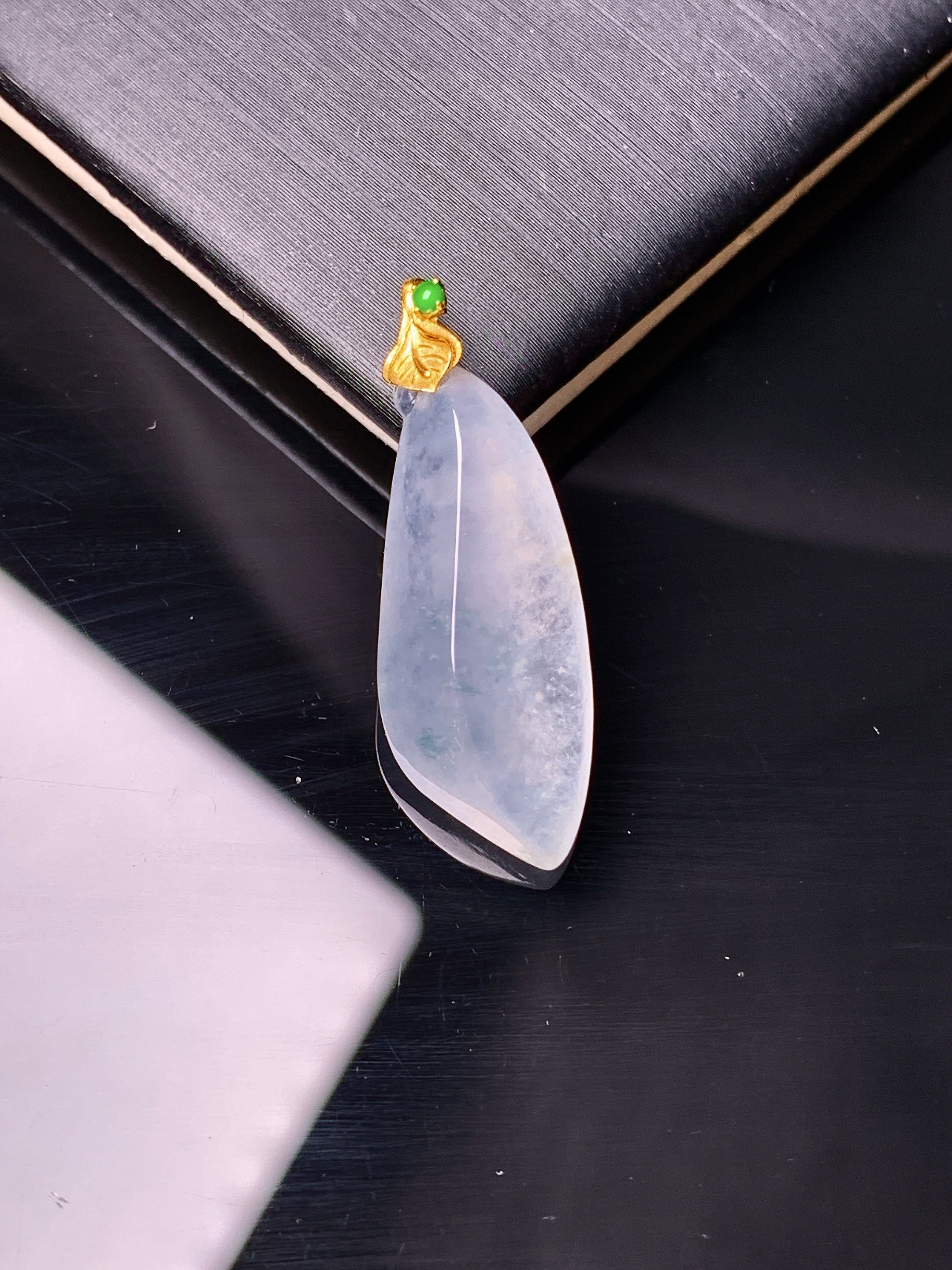 18k金镶嵌冰种随形吊坠 玉质细腻 色泽艳丽 整体尺寸29.5*10.3*6.2j2