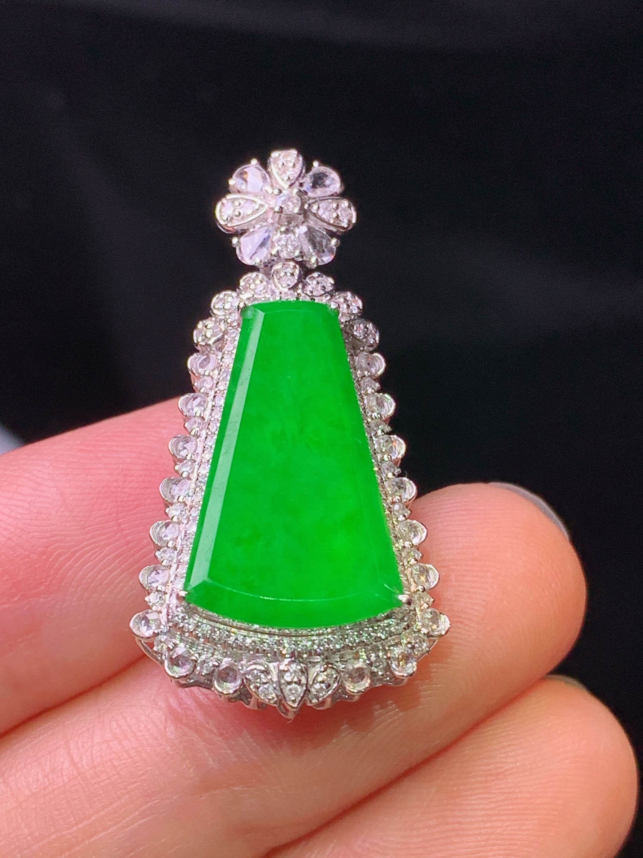 18k金钻镶嵌满绿无事牌吊坠 玉质细腻 色泽艳丽 整体尺寸33.2*16.7*10.7c2