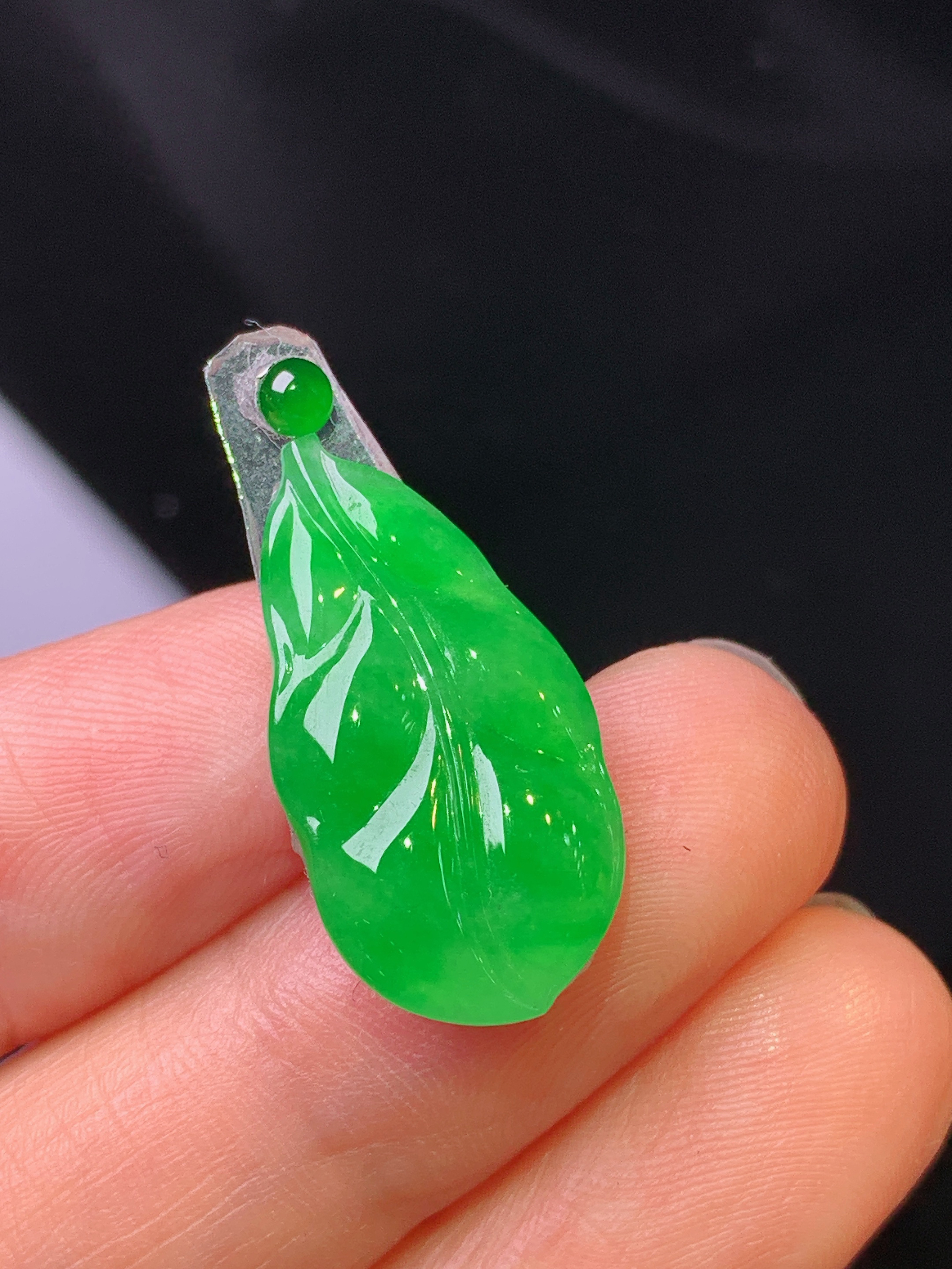 镶嵌款 满绿树叶吊坠 玉质细腻 色泽艳丽 整体尺寸23.2*12*2.6*2x