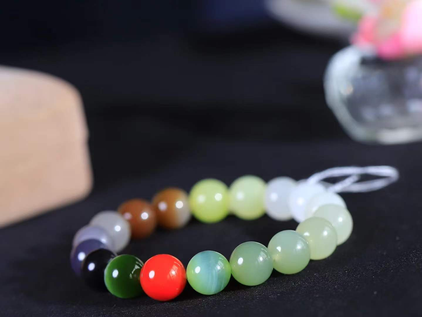 【多宝手串】

货头精选 和田玉多宝圆珠手串，每一颗玉石都凝聚自然的灵气与岁月的沉淀，寓意福禄寿喜，