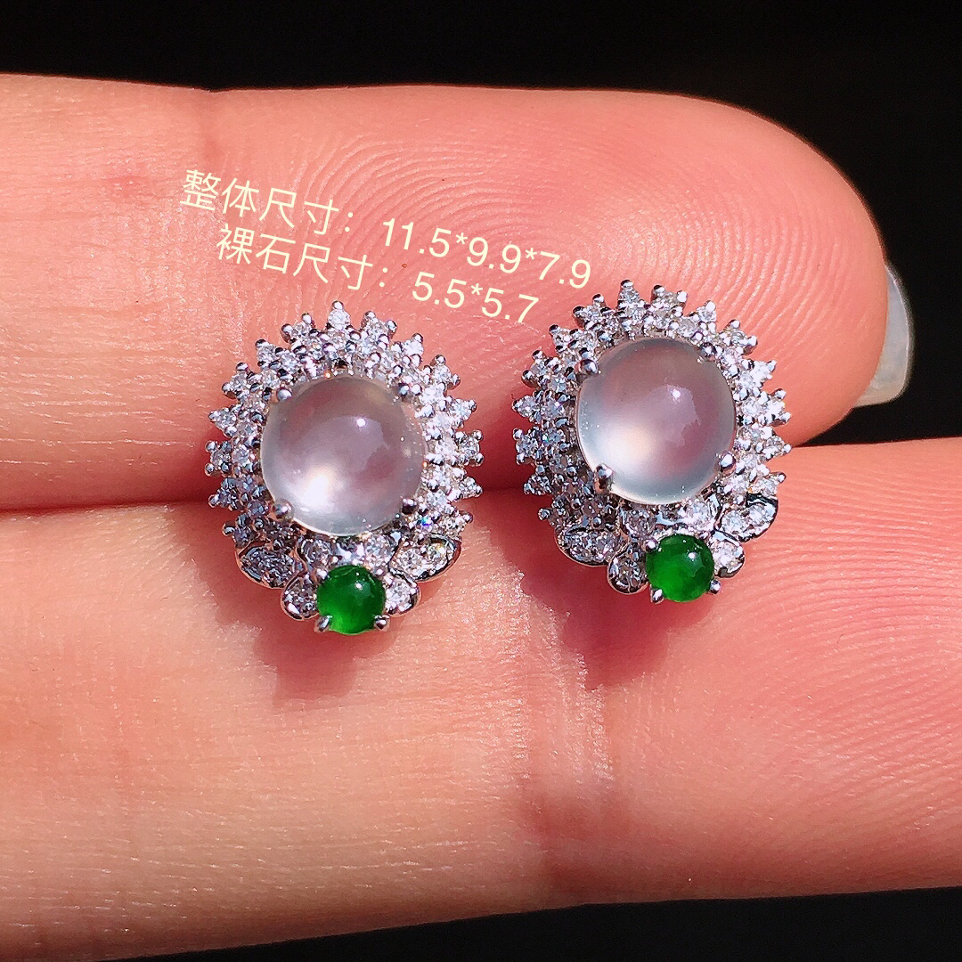 玻璃种蛋面耳钉，玉质细腻，荧光感超
强，饱满圆润，尽显优雅气质，18k
金豪华镶嵌