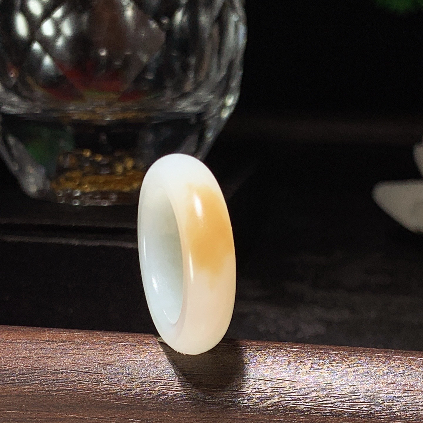 新疆和田玉且末糖戒指 内径16尺寸6/4重4.5克。玉质细腻油润。手推出油。佩戴高端典雅。lt260313