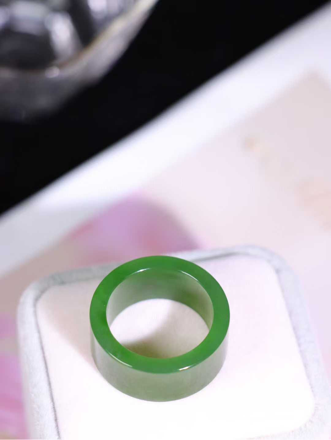 （古韵.扳指）

精品和田玉碧玉扳指 指环 戒圈。七号矿老料 纯正菠菜绿，直切工艺，款式精美，玉质细腻温润，油润感十足， 整器古韵生辉。优雅高贵。运筹帷幄于掌中，决胜于千里之外。

重10克   圈口22mm 尺寸22-12-3.5mm FS17821208125O