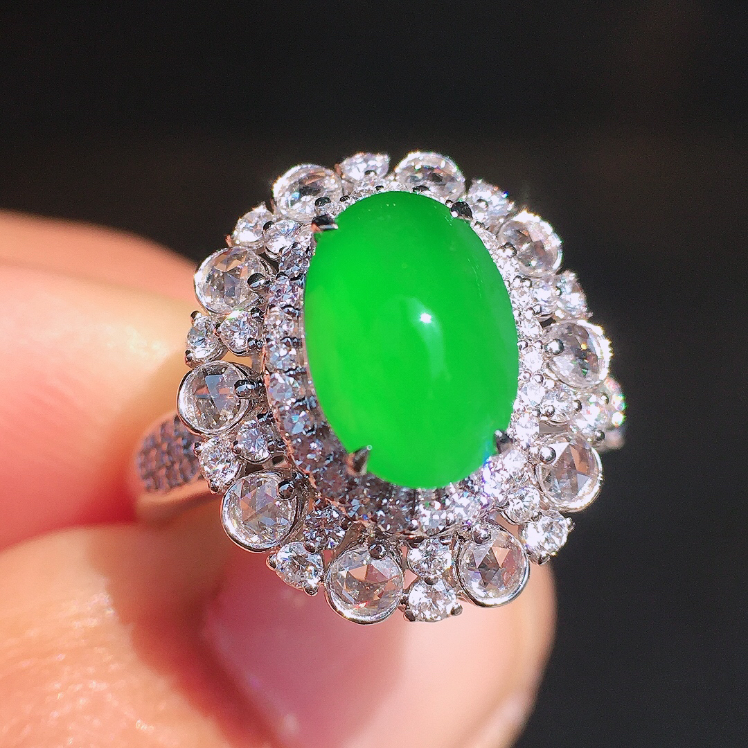 阳绿蛋面戒指，色泽均匀艳丽，玉质细腻，荧光感超
强，饱满圆润，尽显优雅气质，18k
金豪华镶嵌