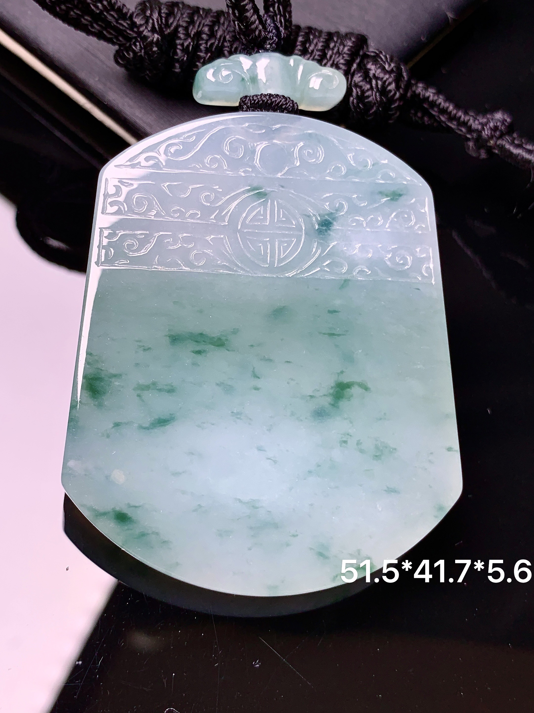 飘绿无事牌吊坠 玉质细腻 色泽艳丽清新 水润亮眼 整体尺寸51.5*41.7*5.6L1