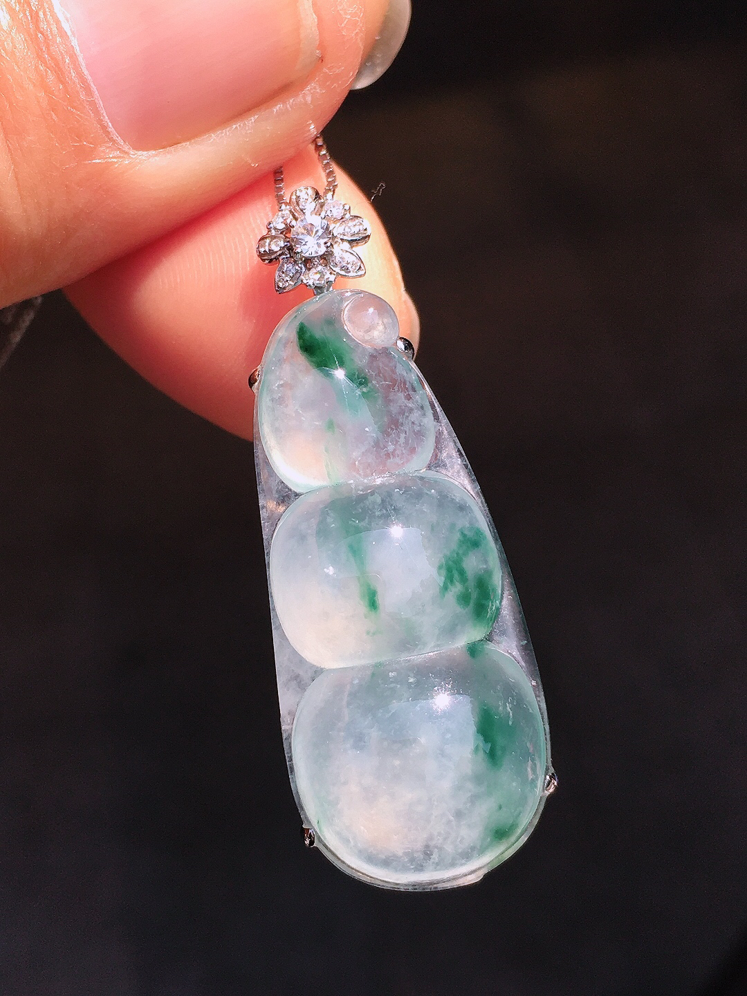 冰飘花福豆吊坠，色泽艳丽，玉质细腻，荧光感超
强，饱满圆润，尽显优雅气质，18k
金豪华镶嵌