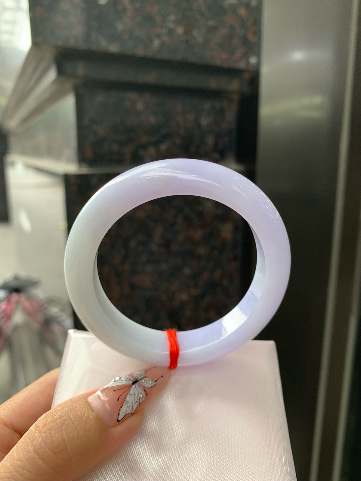 春彩正圈
52-53都能戴
半圈浅绿碰上梦幻般的春，像是融化了的春天，半山半水，一镯两戴，所有的美好交织在一起，让人心生宁静而淡淡的欢喜～