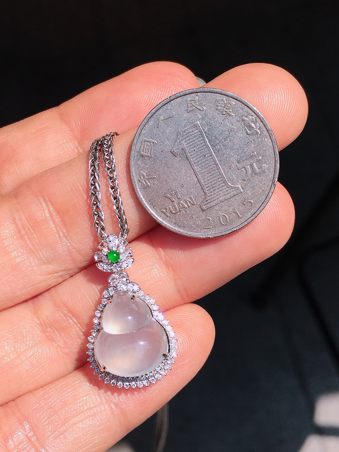 冰种葫芦吊坠，玉质细腻，荧光感超
强，饱满圆润，尽显优雅气质，18k
金豪华镶嵌