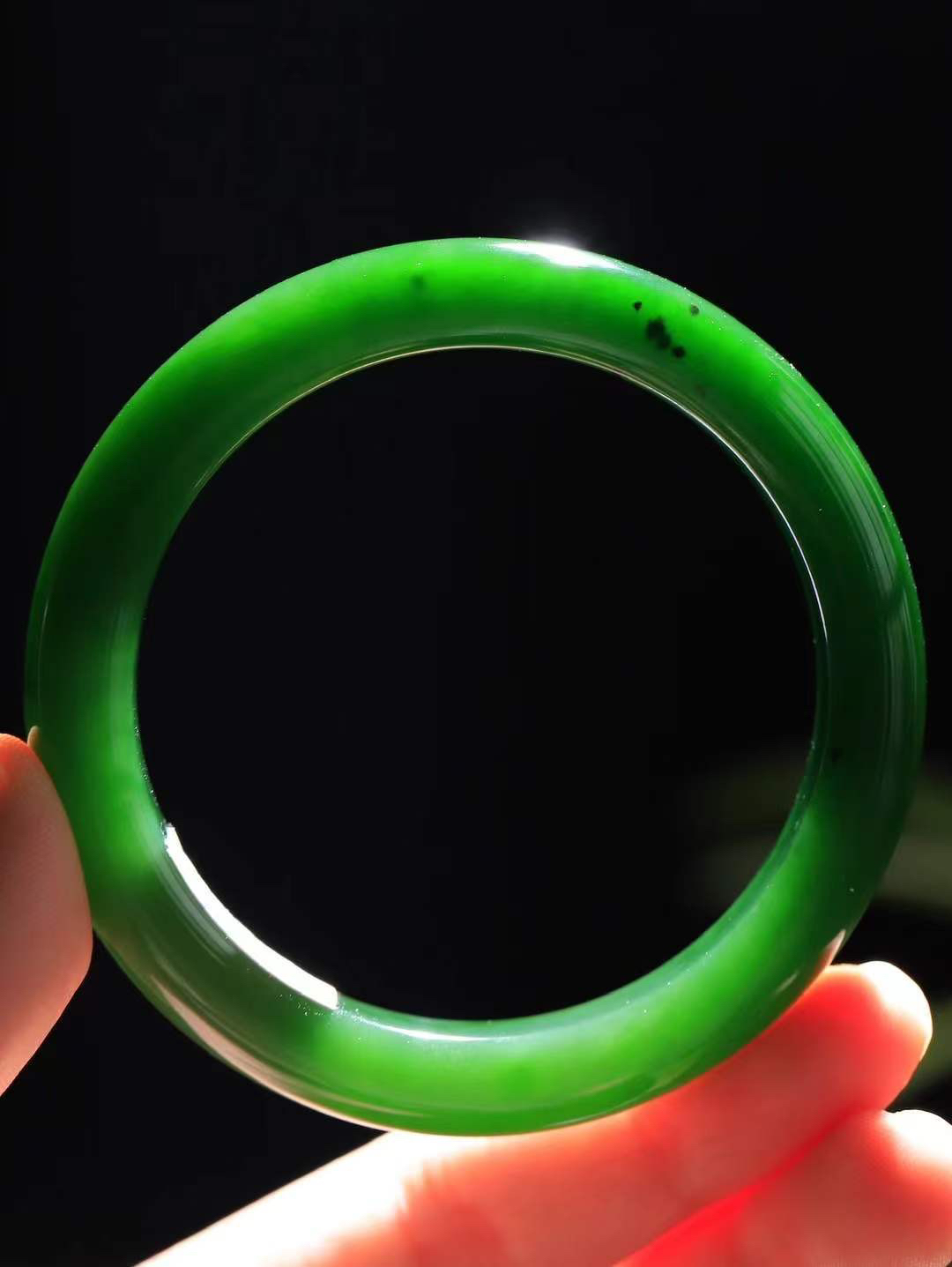 （碧色荡漾.手镯）

收藏级臻品️和田玉碧玉手镯，灼灼其华想像靓妆淡伫 ，腕间绿意跳脱冰壶莹，坐间静对，姑射仙姿潇洒处，艳冶最奇料子油润滋腻镯型饱满，手感上佳。重60克   内径58.5mm尺寸11.6-9.2mm  24371413T