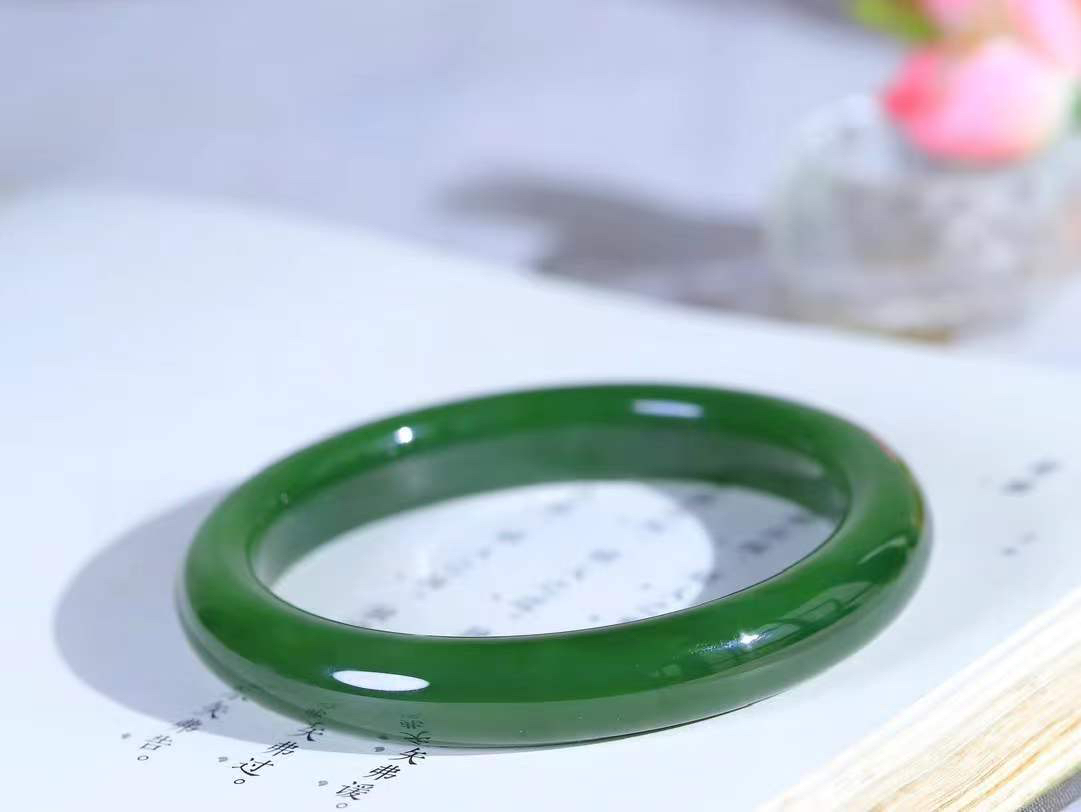 【碧波流转·手镯】

精品和田玉碧玉手镯，玉质细腻温润，手感舒适，️线条流畅，简约大气，美自天成，佩戴于腕间，婉约之美，举手投足间透出那份低调奢华，醉人心扉。 重45.3克 内径圈口57.5mm尺寸10.4-8.3mm  FDL-45301433