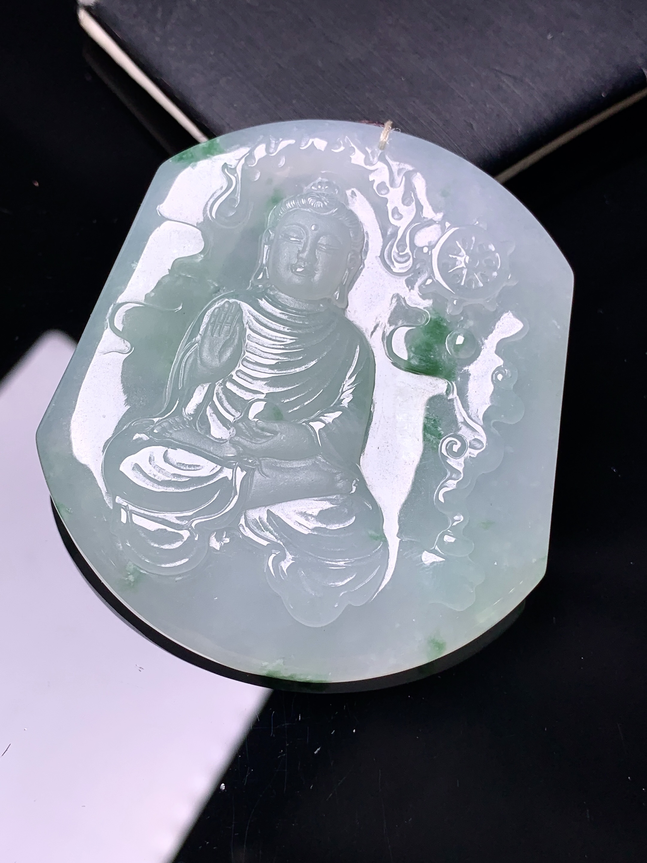 飘绿观音菩萨吊坠 玉质细腻 色泽艳丽清新 水润亮眼 整体尺寸55.8*50.6*6.6