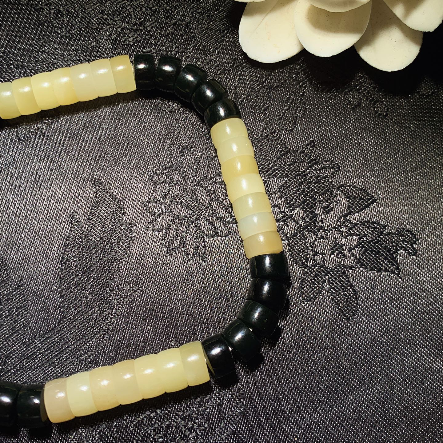 新疆和田玉糖加墨玉手串 单颗尺寸4/7重21.5克。玉质细腻油润。手推出油。佩戴高端典雅。lt260