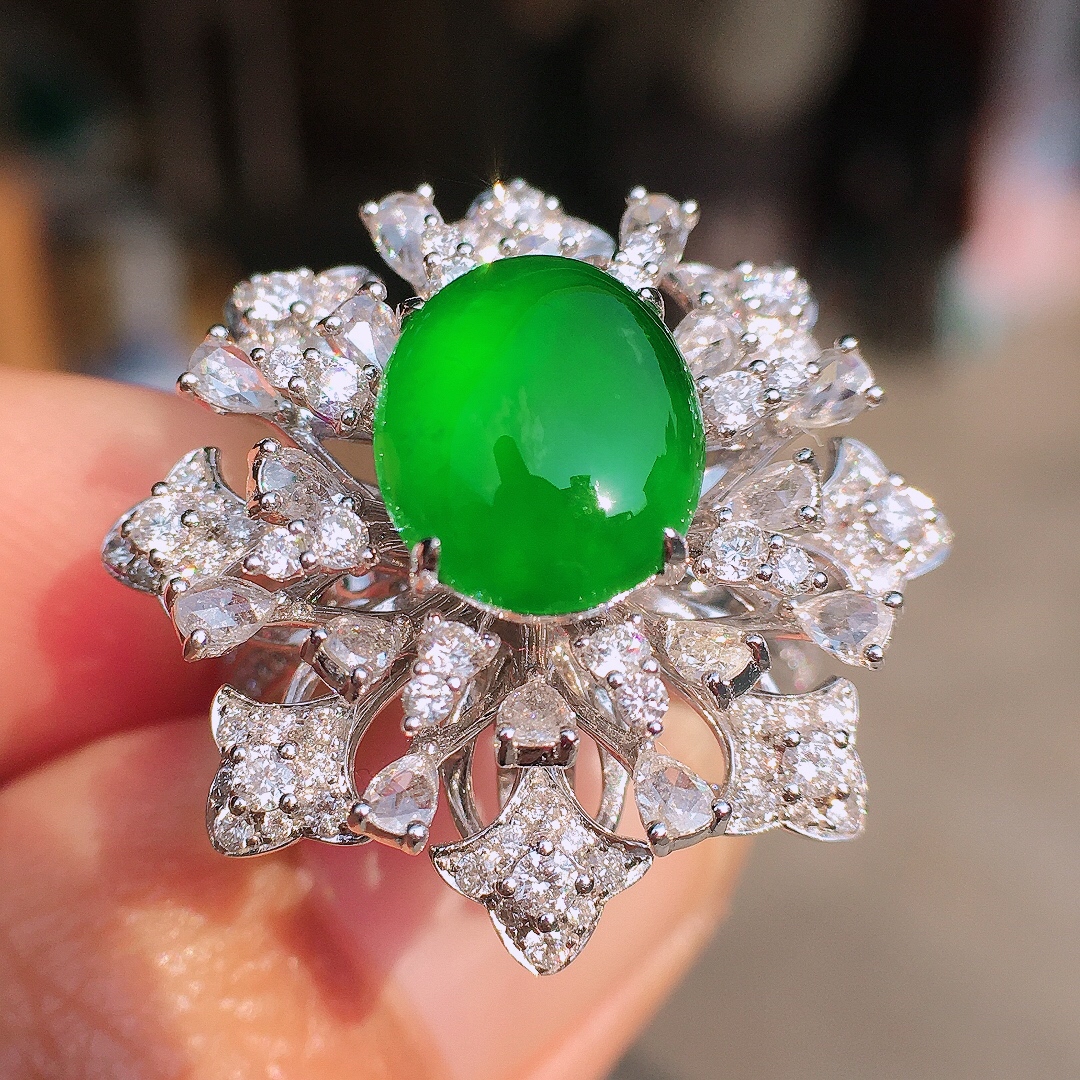 阳绿蛋面戒指/胸针/吊坠三用款，色泽均匀艳丽，玉质细腻，荧光感超
强，饱满圆润，尽显优雅气质，18k
金豪华镶嵌