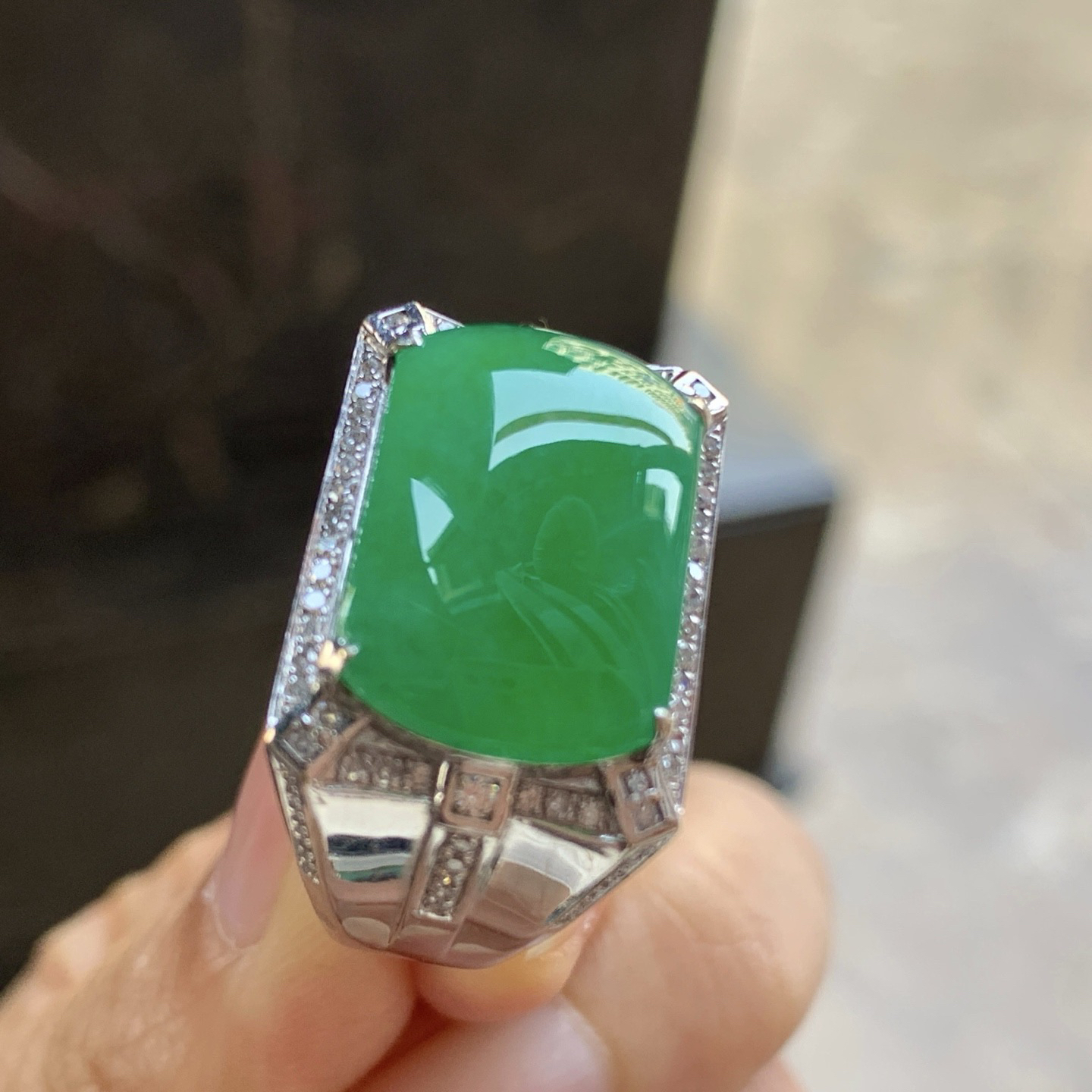 金钻镶嵌绿色马鞍戒指^_^玉质温润