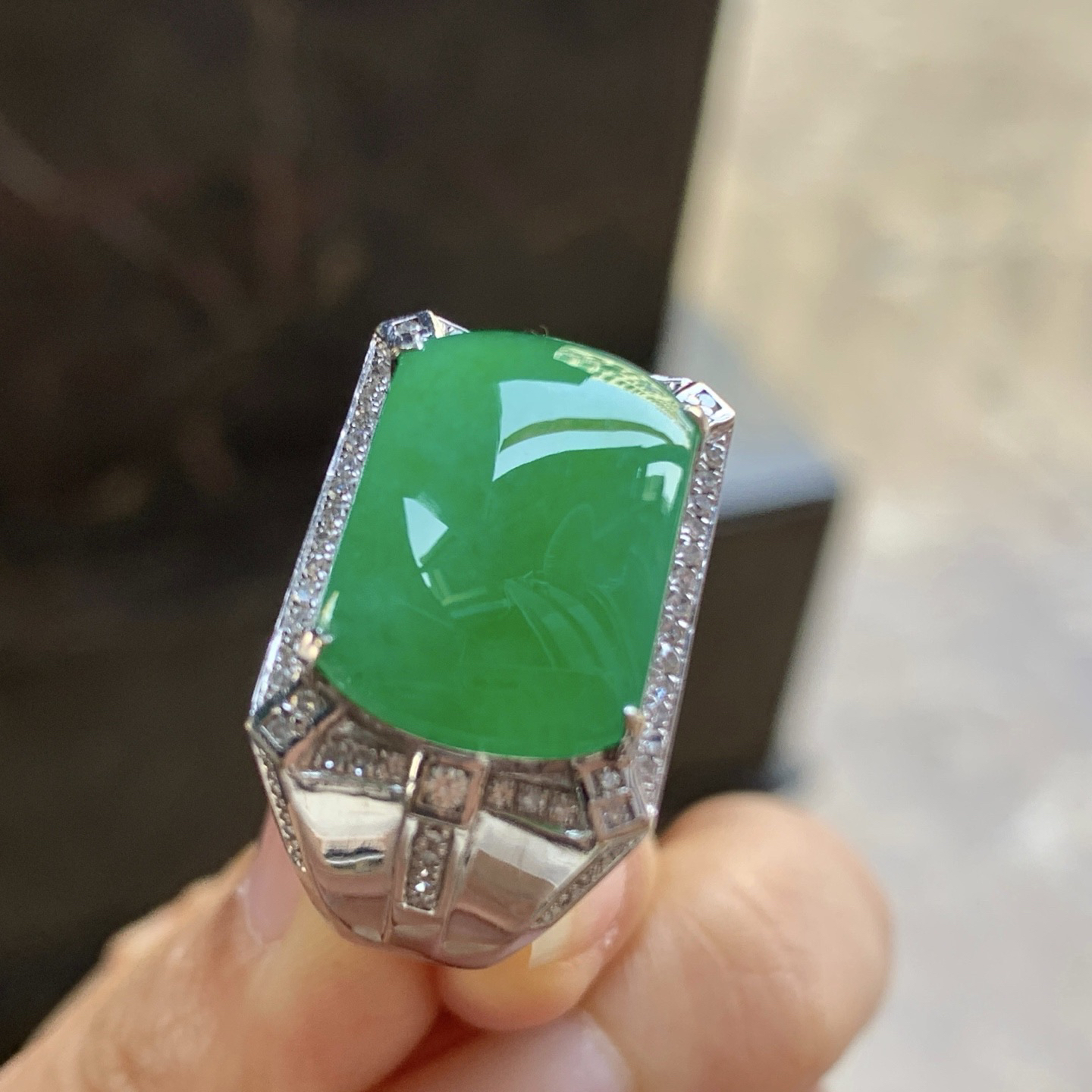 金钻镶嵌绿色马鞍戒指^_^玉质温润