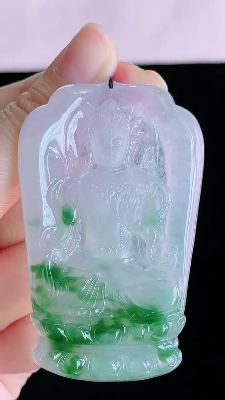 【翡翠名称】老坑种冰飘花度母翡翠挂件
【翡翠尺寸】64.4/40/5.7mm
【翡翠描述】宝贝种老水足，玉质细腻，色泽靓丽，性价比高，佩戴效果好！
【其它赠送】权威证书/精美挂绳盒子/支持全国复检