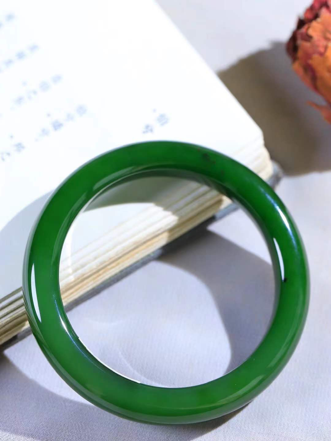 （碧色荡漾.手镯）

收藏级臻品️和田玉碧玉手镯，灼灼其华想像靓妆淡伫 ，腕间绿意跳脱冰壶莹，坐间静对，姑射仙姿潇洒处，艳冶最奇料子油润滋腻镯型饱满，手感上佳。重60克   内径58.5mm尺寸11.6-9.2mm  24371413T