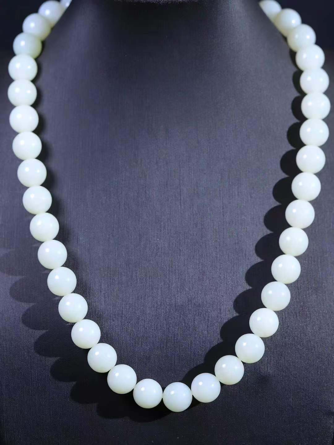 【珠圆玉润.项链】

精品和田玉白玉珠圆玉润项链 玉质细腻油润 饱满光滑 质朴无华，悠远简单，人心境界远，百世修炼深，心灵常驻善意持，觉悟人生百世修。重109.7克 尺寸取一11.9mm  FDL-22351422