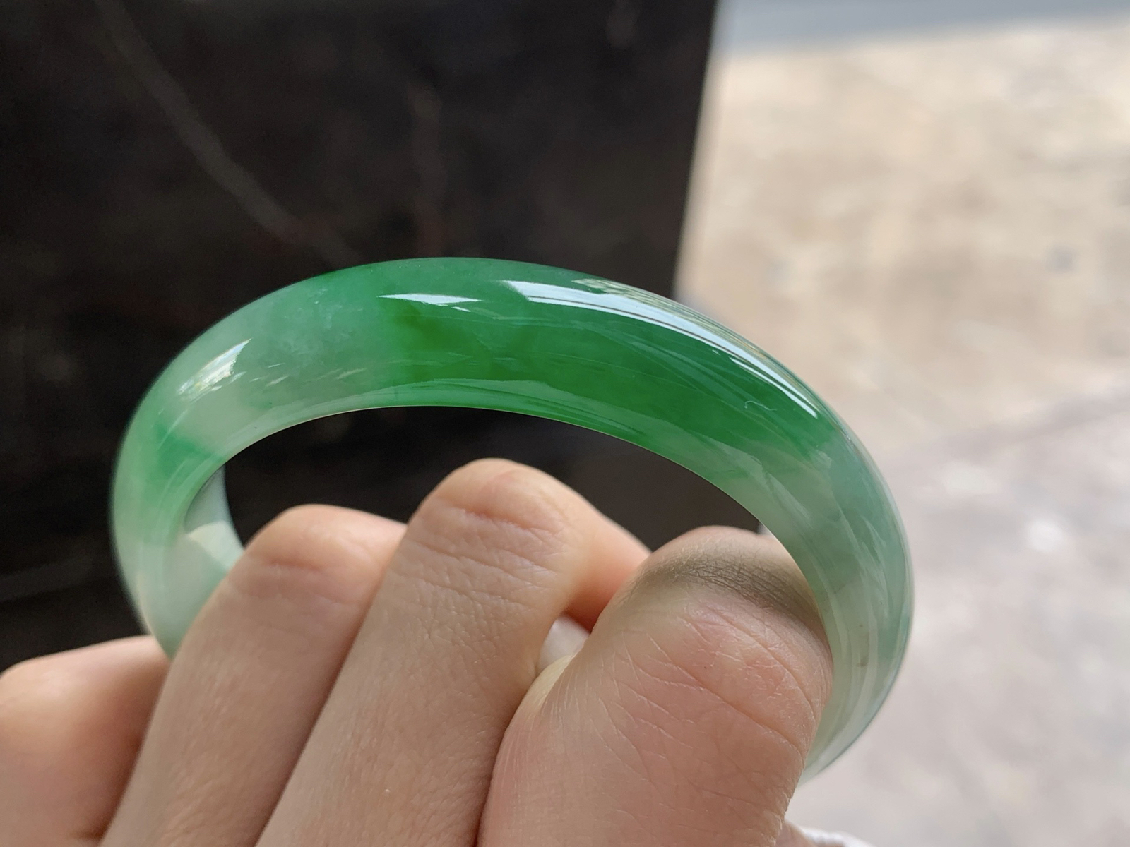 53-12.9-7.2

辣绿色贵妃手镯^_^颜色鲜艳 浓郁 正圈51 52可以带