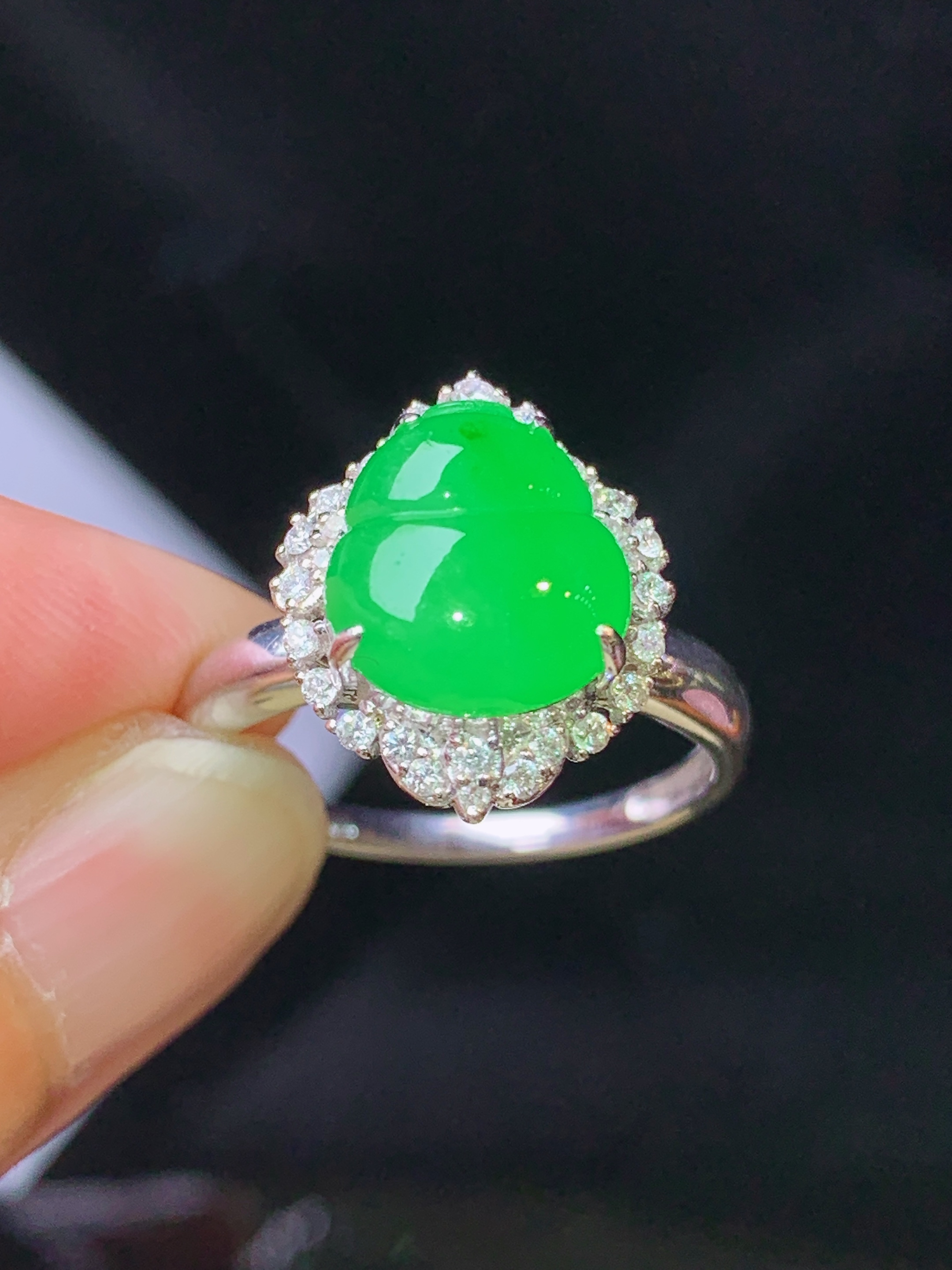 18k金钻镶嵌翠绿葫芦戒指 玉质细腻 色泽艳丽清新 水润亮眼 圈口14 整体尺寸15*12.3*9.