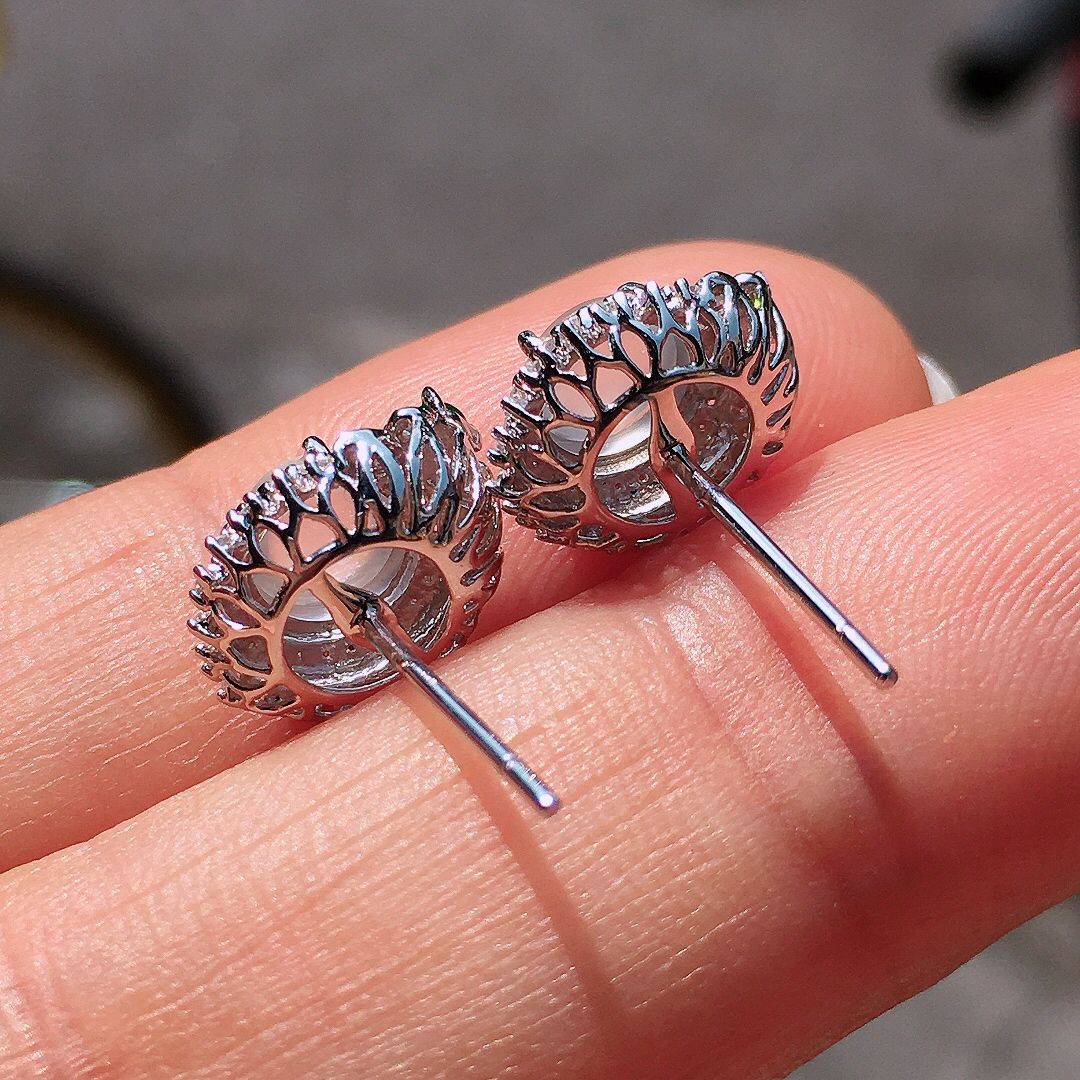 玻璃种蛋面耳钉，玉质细腻，荧光感超
强，饱满圆润，尽显优雅气质，18k
金豪华镶嵌