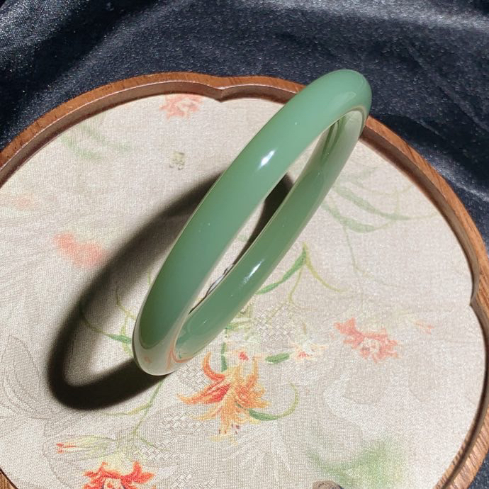 59圈口 和田玉粉青俄罗斯碧玉圆条手镯。圈口59条宽8厚9mm重38.7克。无裂无杂无结构 玉质细腻油润。手推出油。品相大气。lt250527