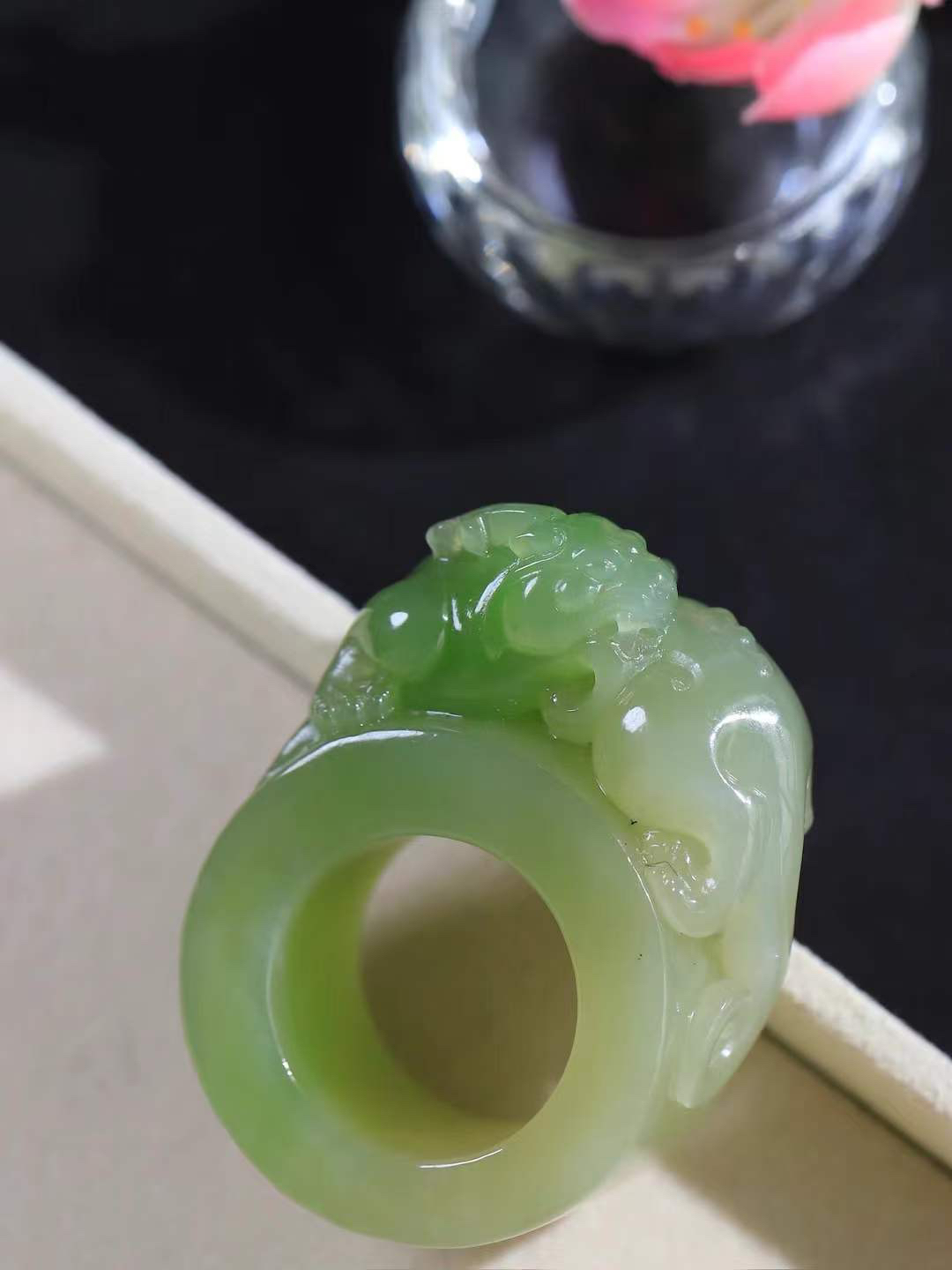 【招财貔貅.扳指]

精品和田玉翠青貔貅扳指、手把件质地油润，手感上佳。精工雕刻，貔貅表情生猛威严，形象立体生动，有纳食四方之财，消灾好运的寓意，貔貅属火，火主心，心主神明，祈福佩戴者聪慧灵秀。内径22mn尺寸18.2-23mm，重54克fDL-10301500