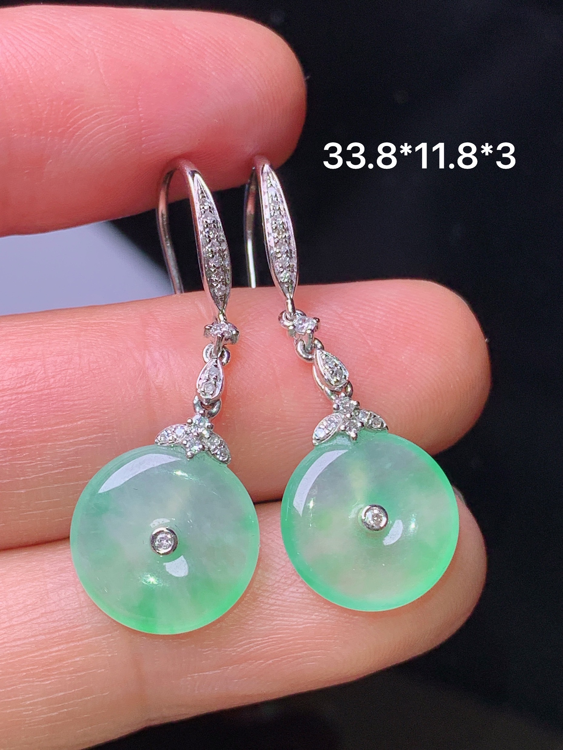 18k金钻镶嵌飘绿平安扣耳坠 玉质细腻 色泽艳丽清新 水润亮眼 整体尺寸33.8*11.8*3z1