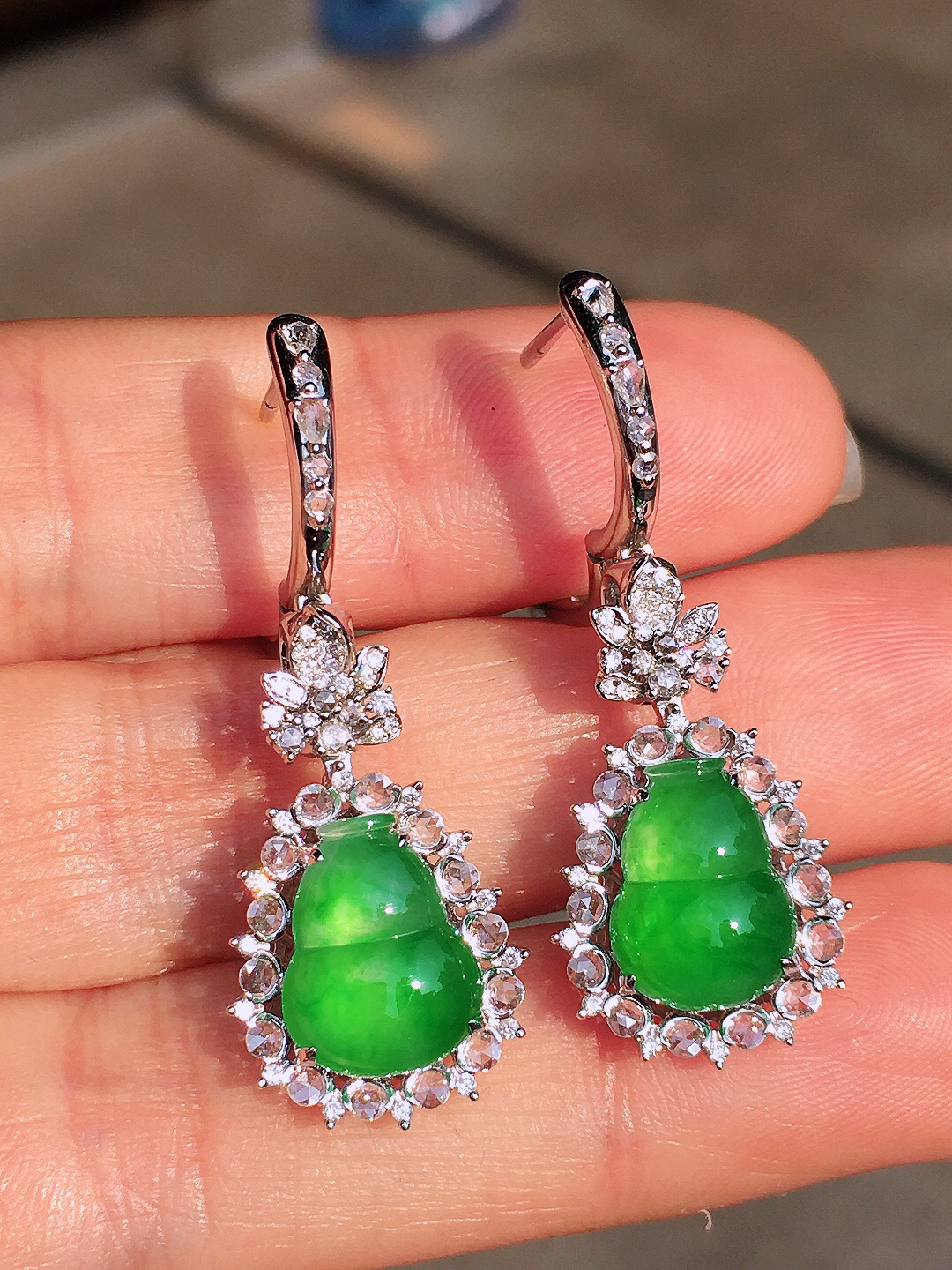 阳绿葫芦耳坠，色泽均匀艳丽，玉质细腻，荧光感超
强，饱满圆润，尽显优雅气质，18k
金豪华镶嵌