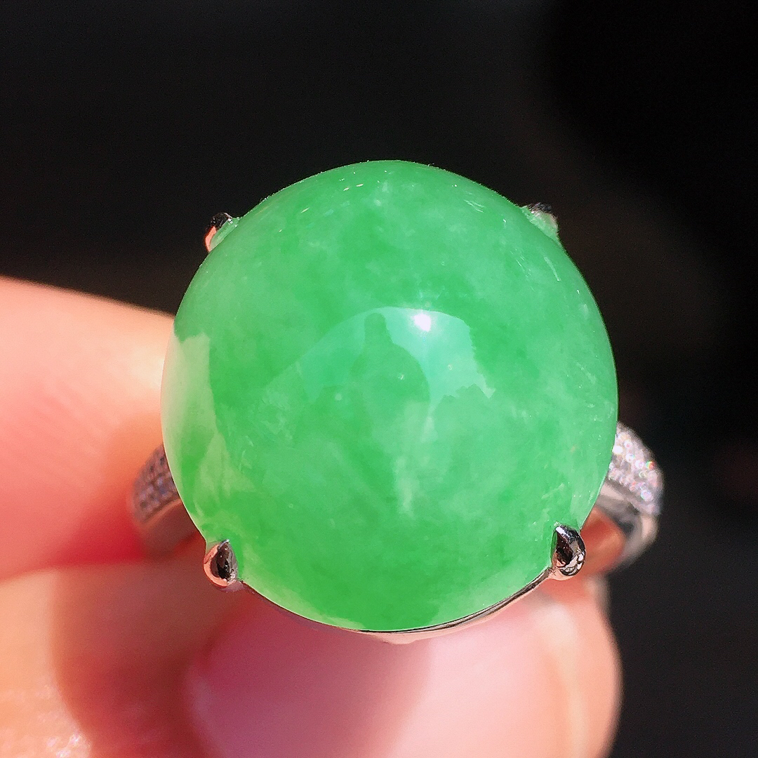 阳绿蛋面戒指，色泽均匀艳丽，玉质细腻，荧光感超
强，饱满圆润，尽显优雅气质，18k
金豪华镶嵌