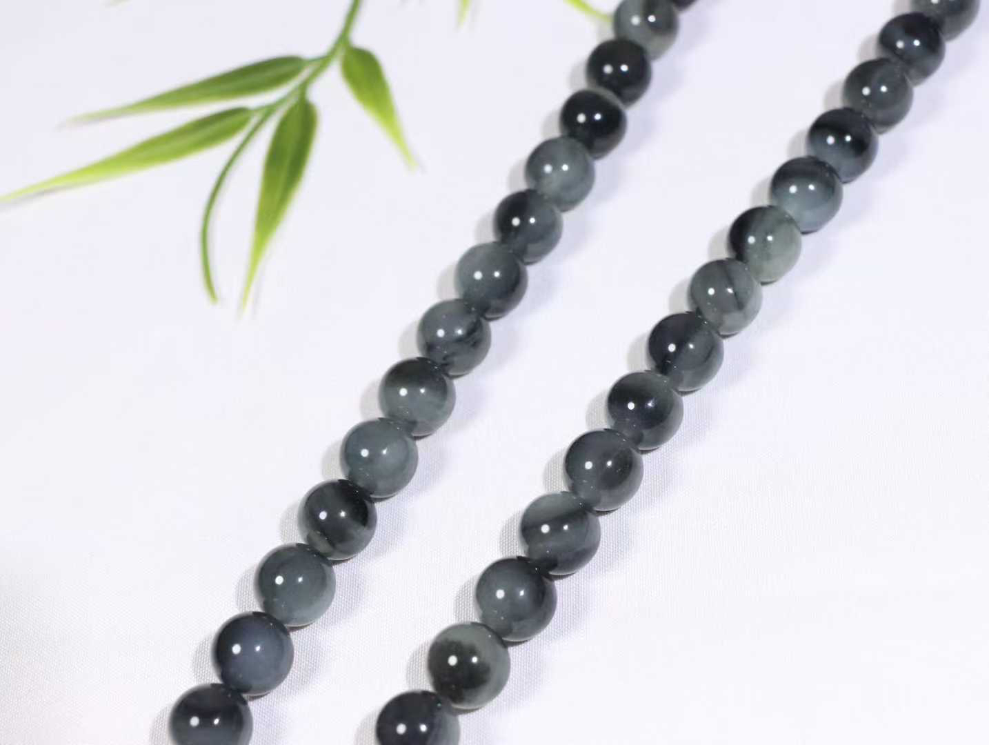 【水墨青花.项链】

新疆和田青花籽料珠圆玉润项链 玉质温润细腻  整串打磨圆润，佩戴舒适。珠珠落玉盘，间关莺语花底滑，一生美好时光，无论身在何处，都有它相伴相守。事事顺遂，幸福美满，吉祥如意。

重160克 尺寸12mm  36823212113O