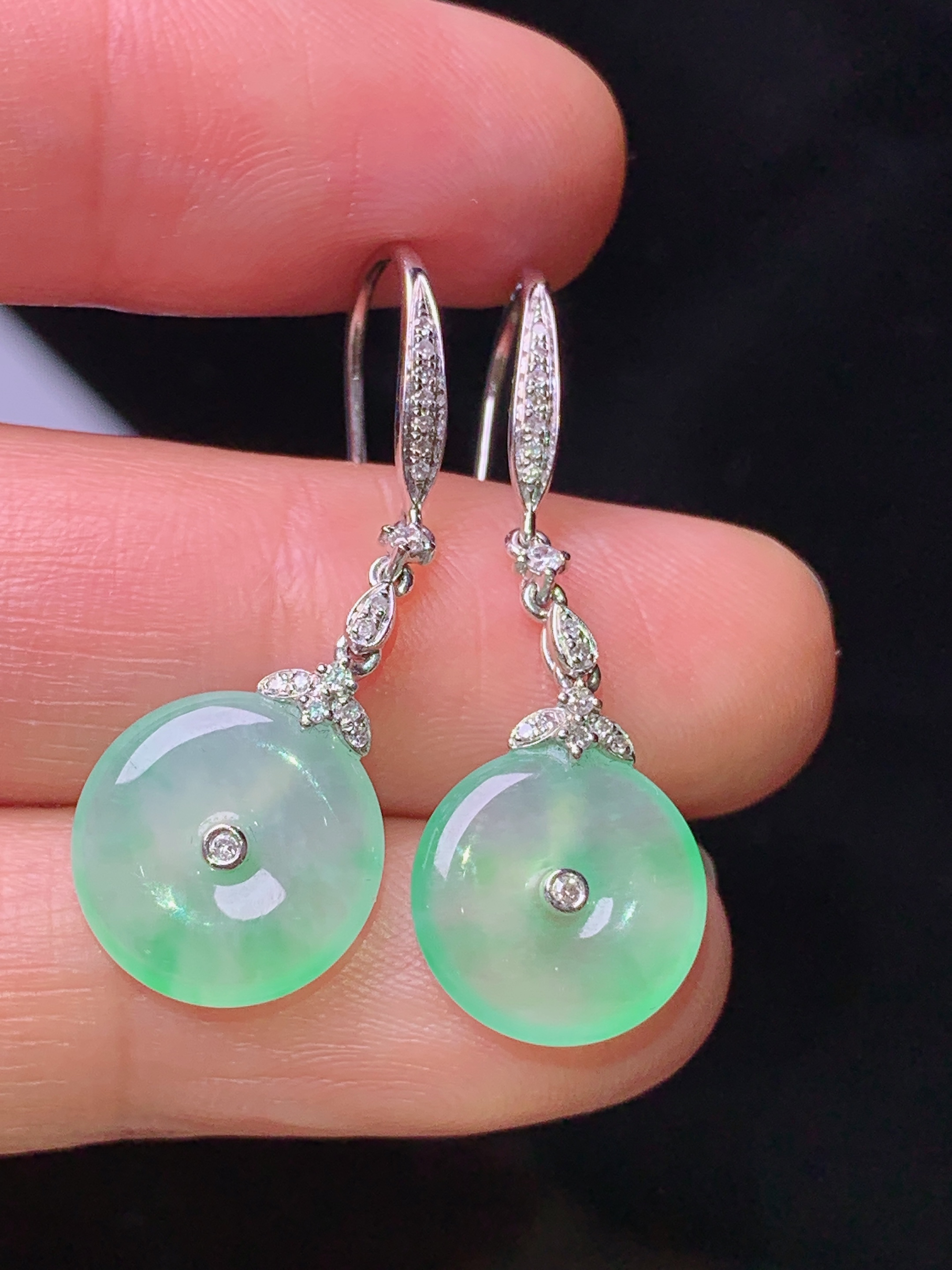 18k金钻镶嵌飘绿平安扣耳坠 玉质细腻 色泽艳丽清新 水润亮眼 整体尺寸33.8*11.8*3z1