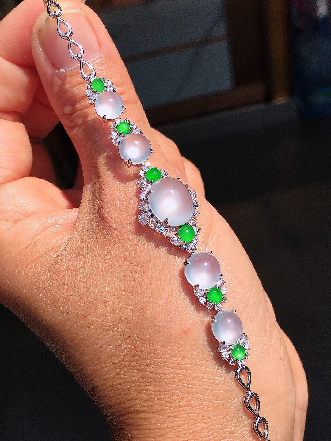 冰种蛋面手链，玉质细腻，荧光感超
强，饱满圆润，尽显优雅气质，18k
金豪华镶嵌