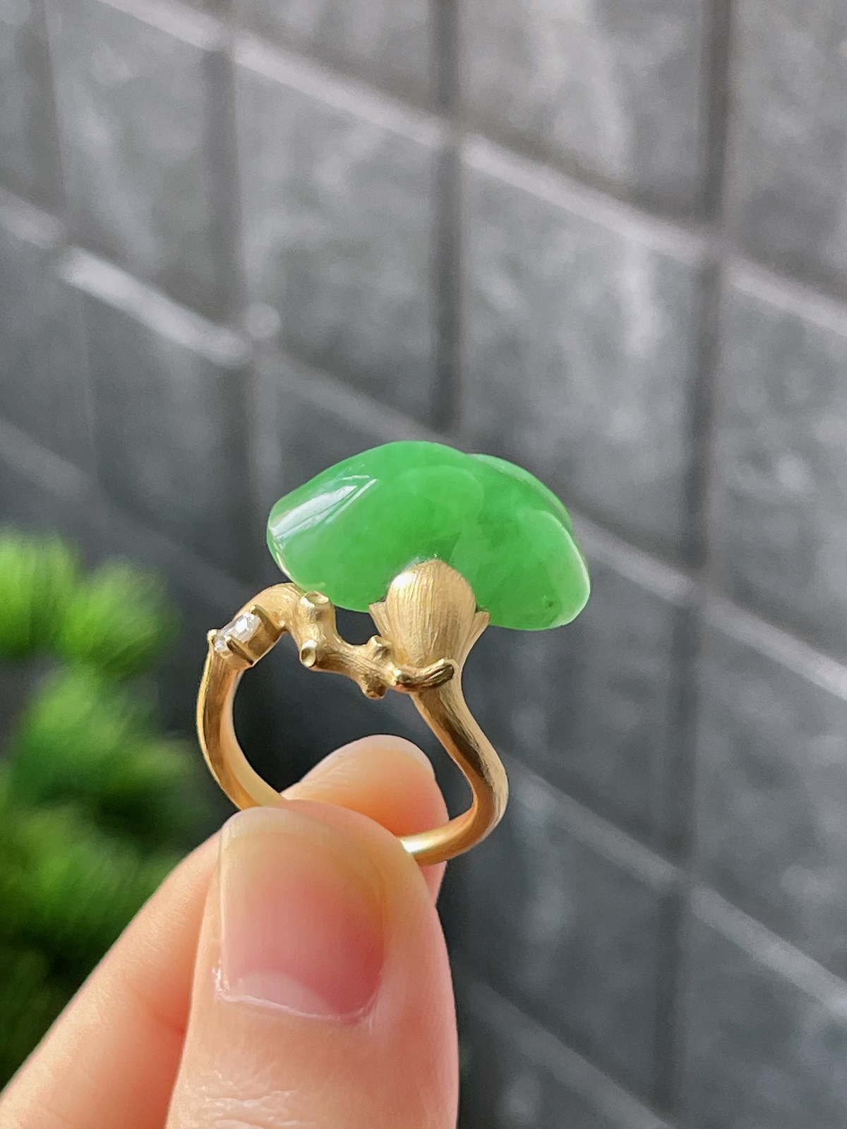 18k翡翠冰糯绿色一颗松特色戒指