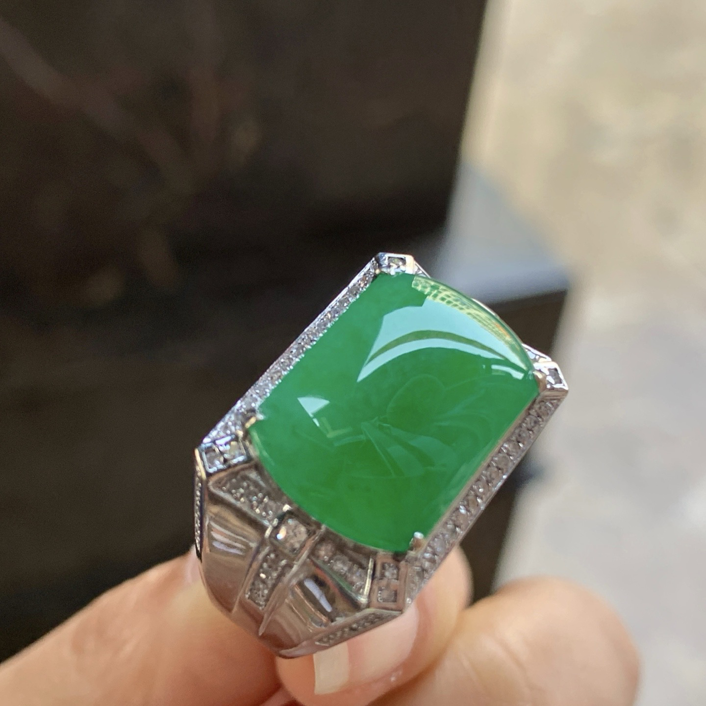 金钻镶嵌绿色马鞍戒指^_^玉质温润