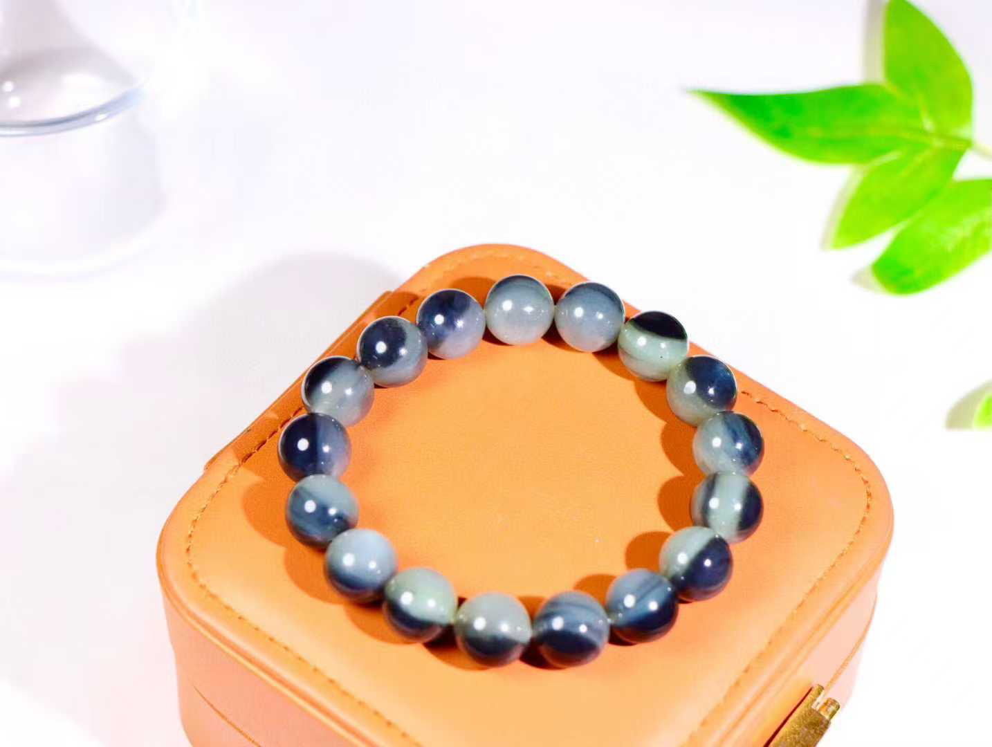 【珠圆玉润.一眼天】

新疆和田青花籽料一眼手串 颗颗一眼天 稀有并具个性，老熟籽 玉质温润 油性足，珠珠落玉盘，间关莺语花底滑，一生美好时光，无论身在何处，都有它相伴相守。事事顺遂，幸福美满，吉祥如意。

重45.3克 尺寸12.1mm  36823212113O